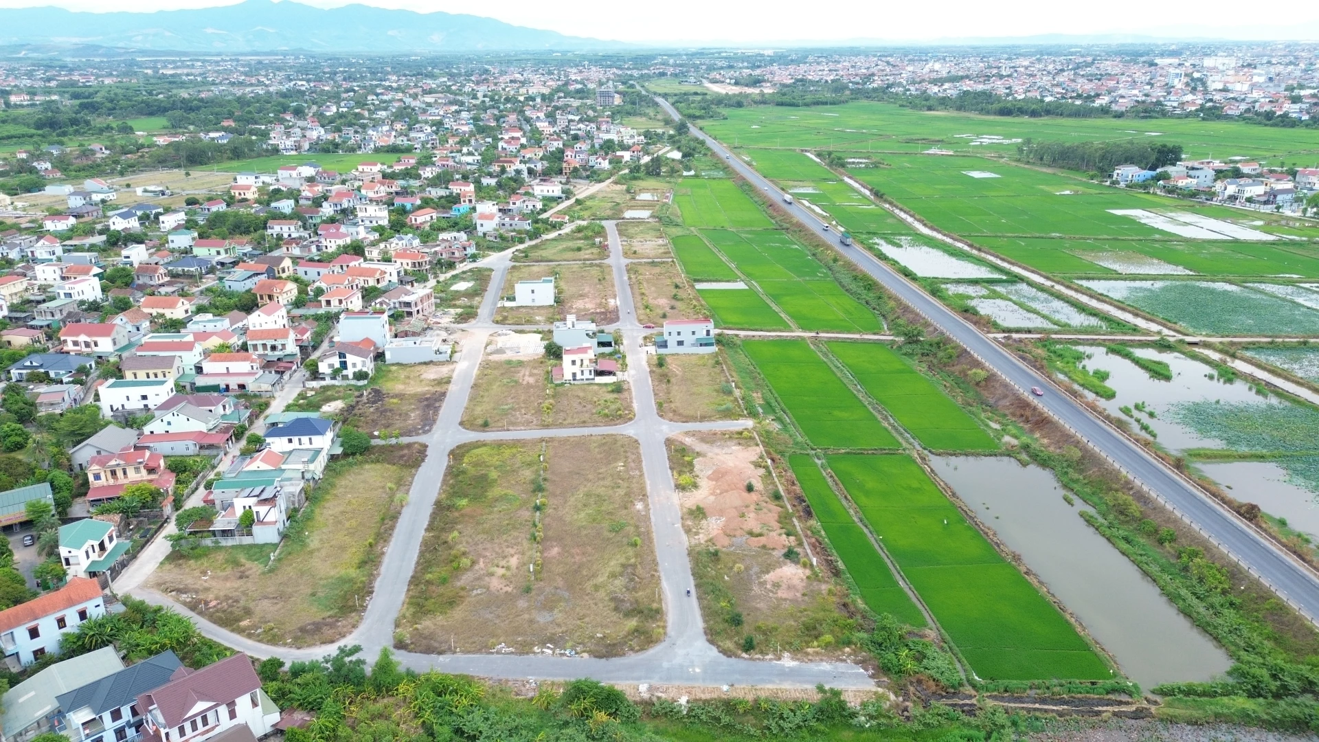 Toàn cảnh khu dân cư Đức Điền, nơi nhiều hộ dân vẫn chưa được đấu nối điện chính thức - Ảnh: B.C