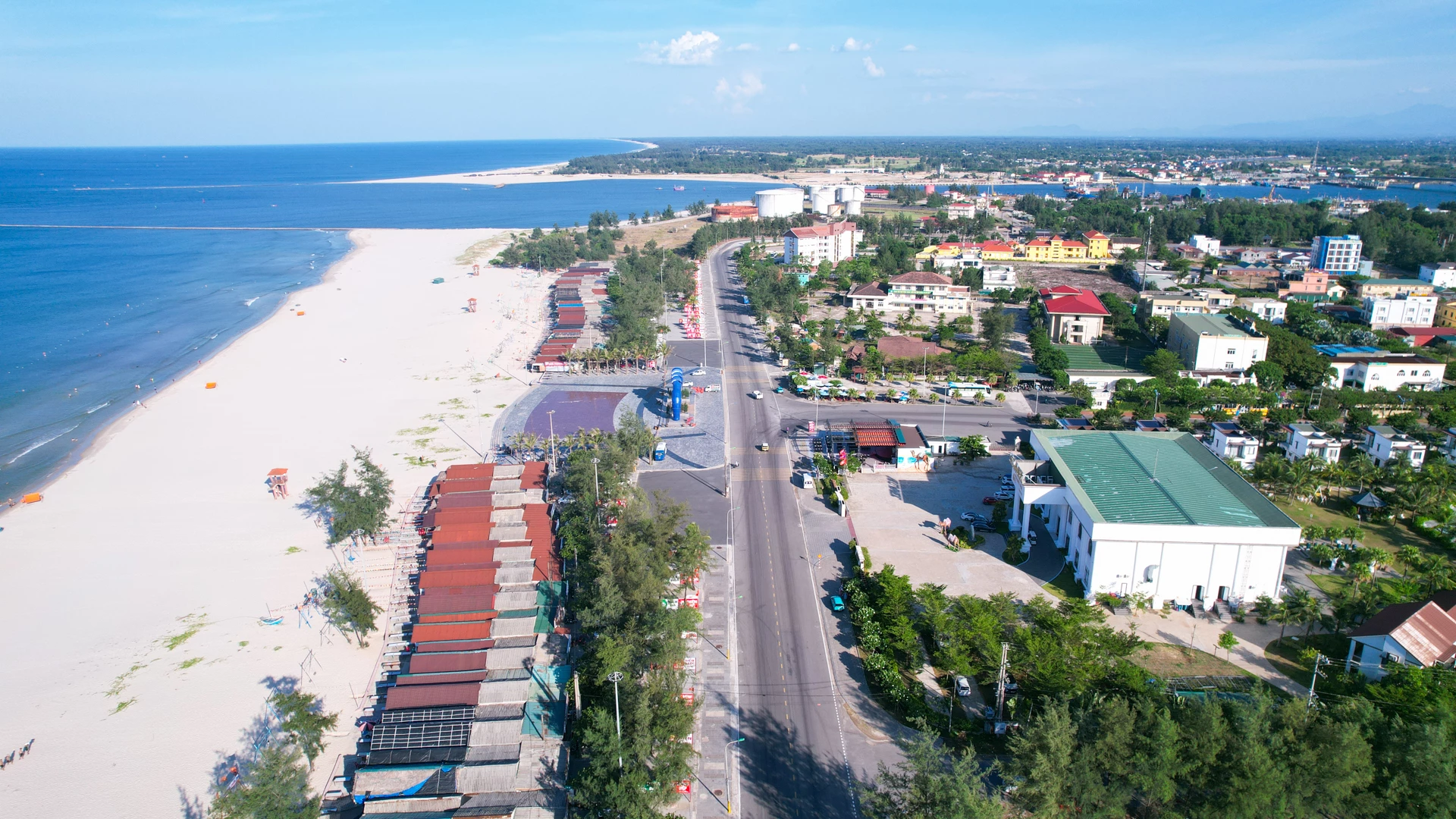 Hạ tầng du lịch ở ven biển Cửa Việt đang được đầu tư, quy hoạch bài bản để thu hút khách du lịch - Ảnh: Lê Trường