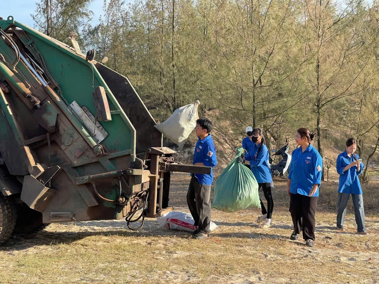 Đoàn viên thanh niên phường Đồng Hới ra quân làm sạch môi trường biển-Ảnh: H.Tr.
