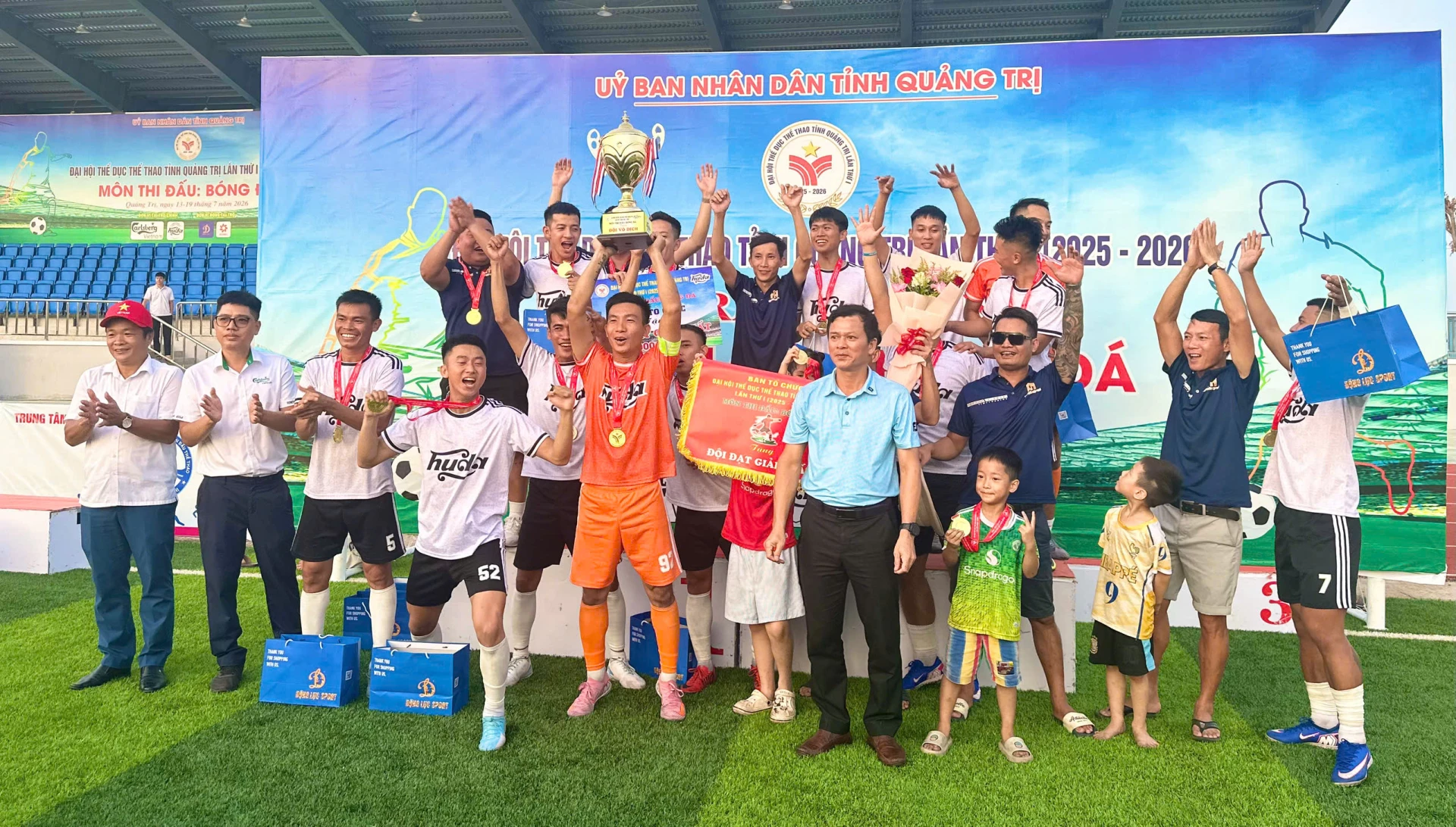 Ban tổ chức trao giải vô địch cho đội bóng Công ty TNHH Nội Thất Hiệp Thư - Ảnh: Thùy Trang