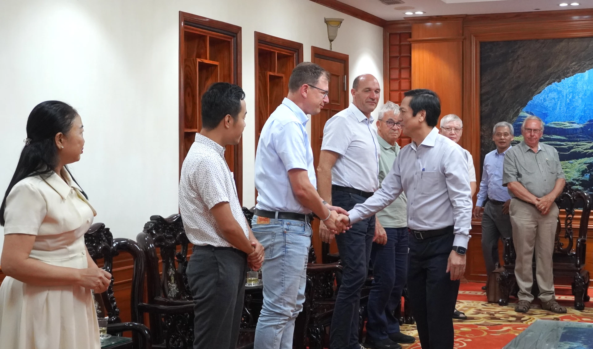 Đồng chí Hoàng Nam, Phó Chủ tịch Thường trực UBND tỉnh chào chuyện trò với các thành viên đoàn công tác - Ảnh: H.Tr.