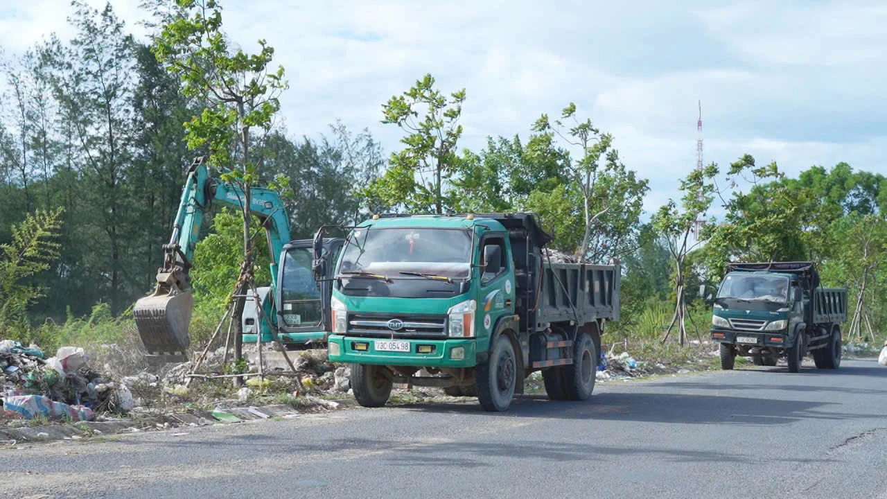 Trung tâm Dịch vụ tổng hợp phường Đồng Hới huy động phương tiện, lực lượng thu gom, vận chuyển lượng rác thải đến đúng địa điểm xử lý-Ảnh: H.Tr.