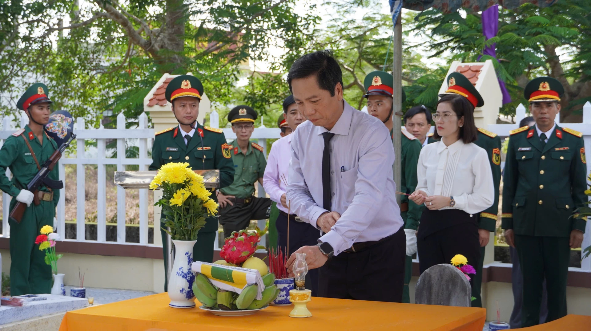 Đồng chí Hoàng Nam, Phó Chủ tịch Thường trực UBND tỉnh dâng hương các anh hùng liệt sỹ - Ảnh: MT