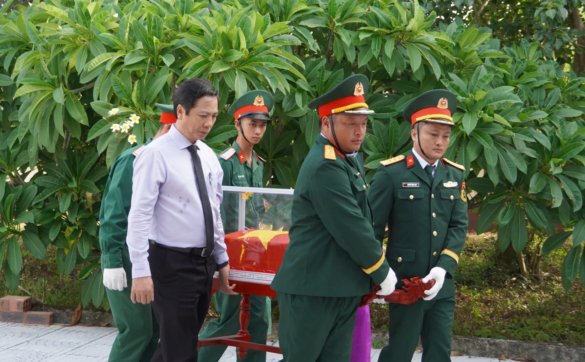 Đồng chí Hoàng Nam, Phó Chủ tịch Thường trực UBND tỉnh đưa hài cốt liệt sỹ về nơi an táng - Ảnh: MT