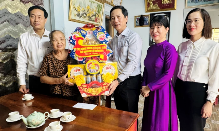 Đồng chí Phó Chủ tịch Thường trực UBND tỉnh thăm, tặng quà gia đình chính sách