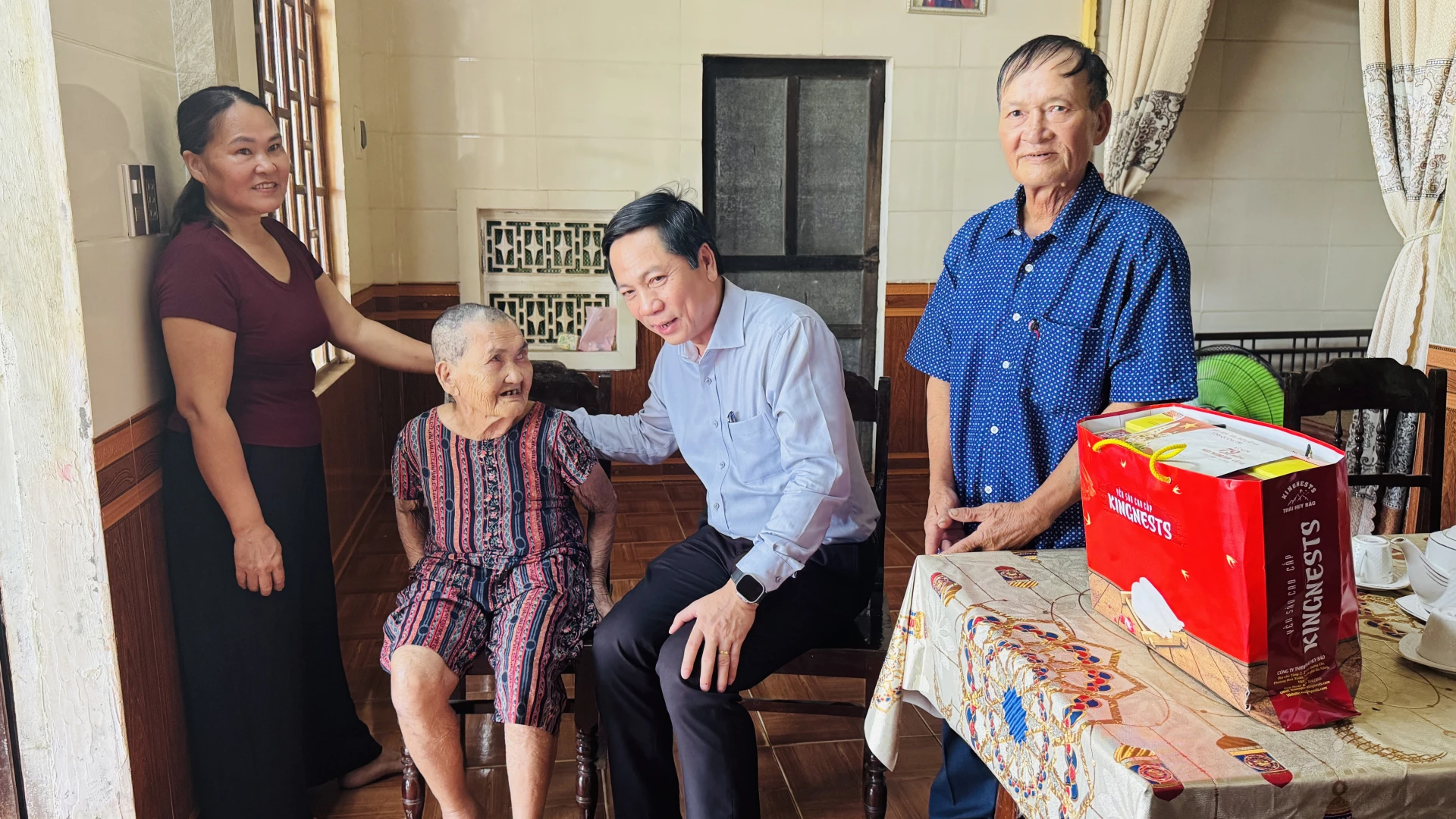 Đồng chí Hoàng Nam, Phó Chủ tịch Thường trực UBND tỉnh thăm hỏi bà Trần Thị Nghị ở xã Bến Hải - Ảnh: MT