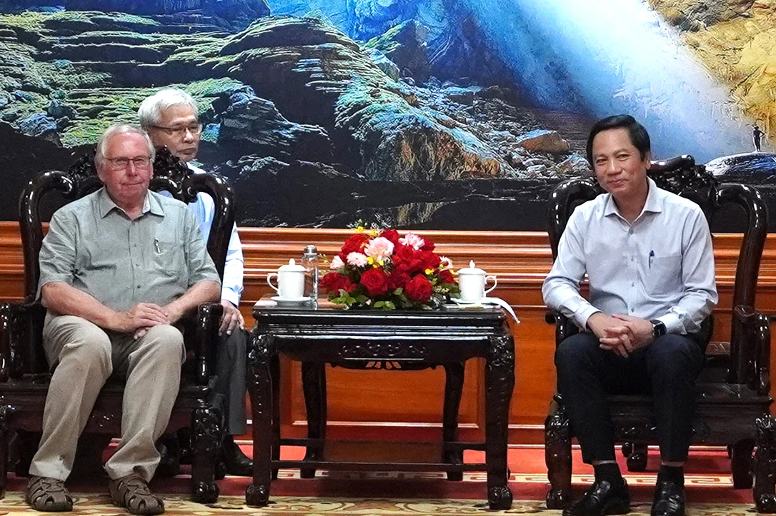 Đồng chí Hoàng Nam, Phó Chủ tịch Thường trực UBND tỉnh tiếp và làm việc với đoàn công tác của ông Bernd Dikau, Thị trưởng vùng Lohmen - Ảnh: H.Tr.