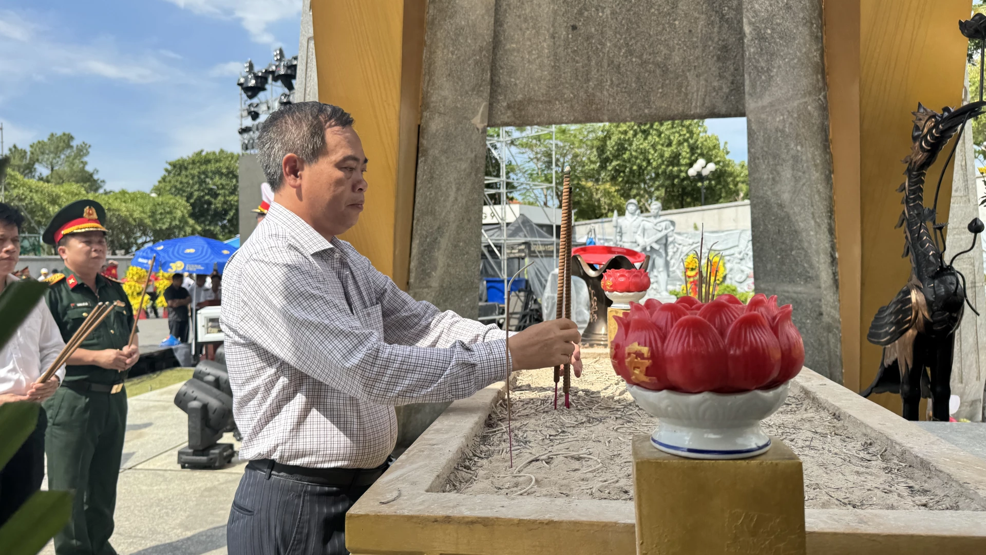 Đồng chí Nguyễn Đăng Quang, Phó Bí thư Tỉnh ủy, Chủ tịch HĐND tỉnh dâng hương các anh hùng liệt sĩ - Ảnh: MT