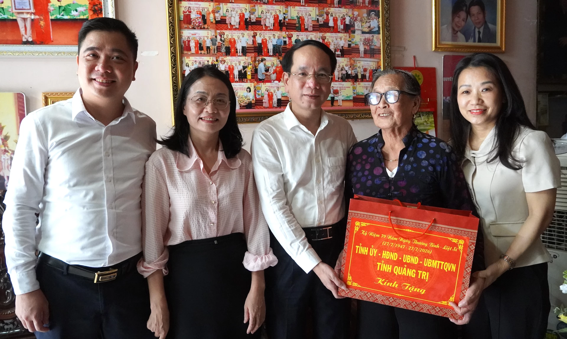 Đồng chí Bí thư Đảng ủy phường Đồng Hới thăm, tặng quà gia đình có công với cách mạng
