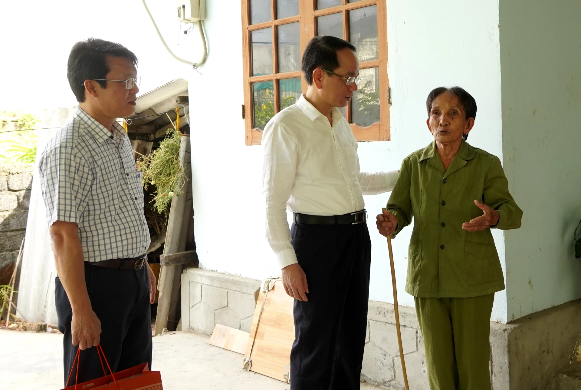 Đồng chí Bí thư Đảng ủy phường Đồng Hới Phan Mạnh Hùng và đại diện chính quyền địa phương thăm hỏi sức khỏe thương binh Bùi Thị Lời (phường Đồng Thuận) - Ảnh: H.Tr.