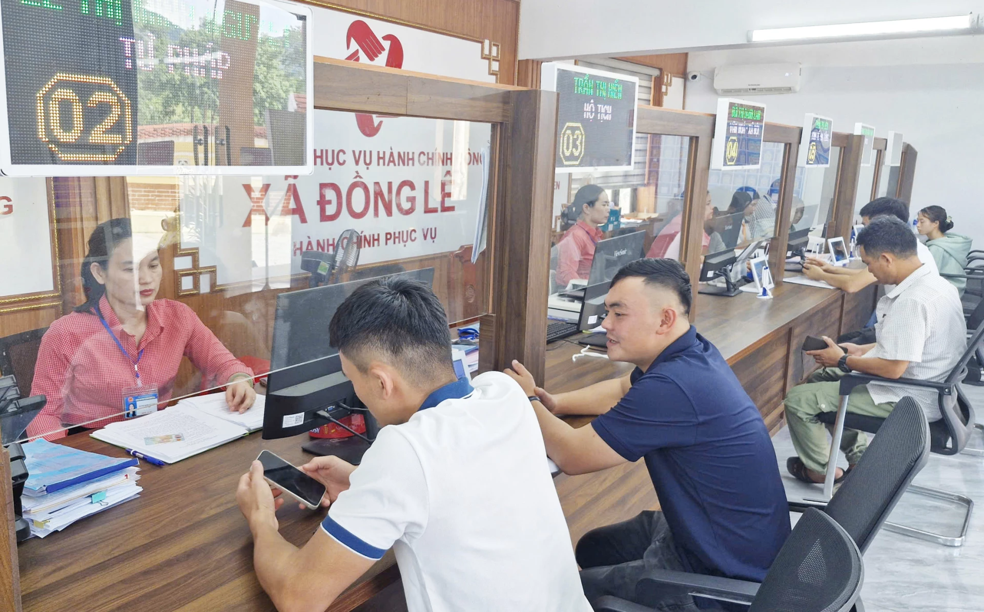 Cán bộ Trung tâm Phục vụ hành chính công xã Đồng Lê nỗ lực mang đến sự hài lòng cho người dân khi đến giải quyết thủ tục hành chính - Ảnh: X.P