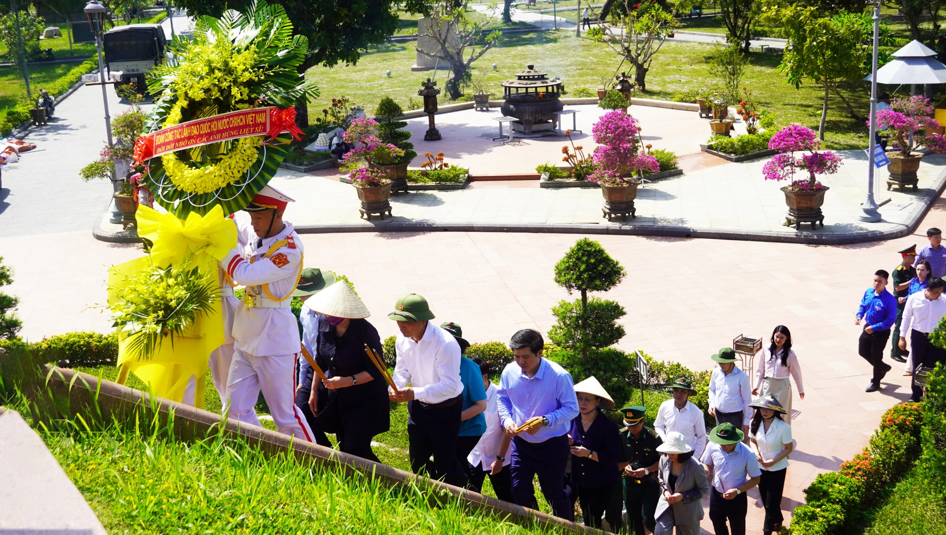 Các đại biểu dâng tri ân các Anh hùng liệt sĩ tại Di tích Quốc gia đặc biệt Thành Cổ Quảng Trị - Ảnh: N.M