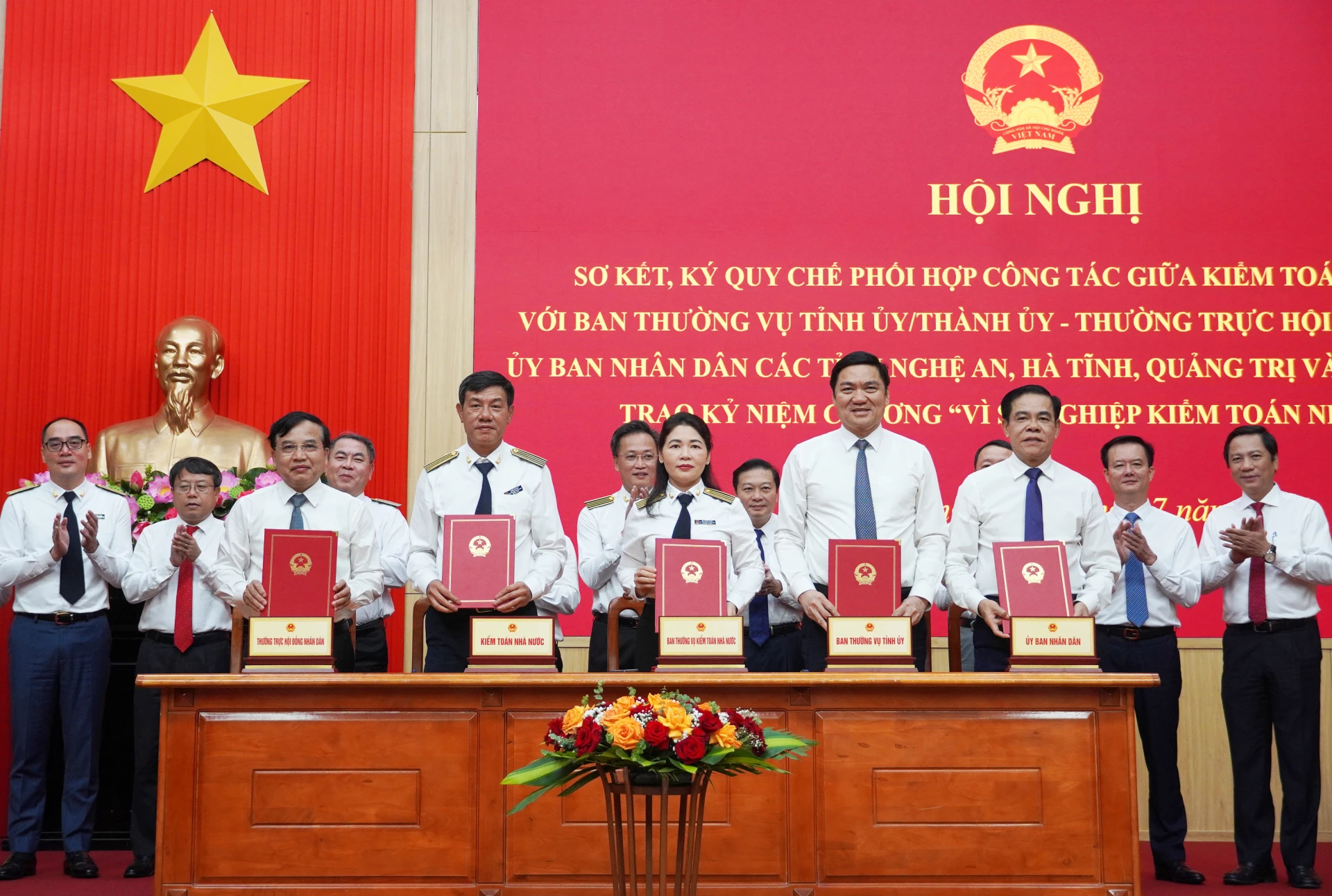 Lãnh đạo KTNN và tỉnh Quảng Trị ký Quy chế phối hợp - Ảnh: X.P