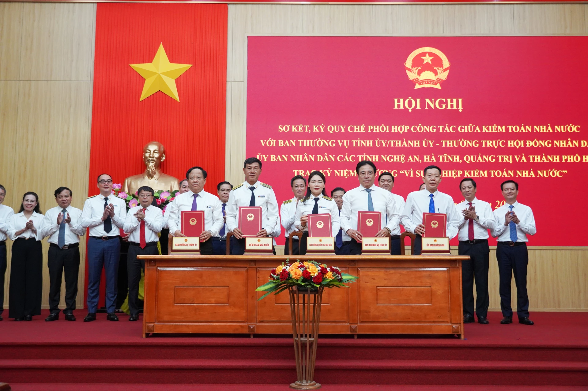 Lãnh đạo KTNN và thành phố Huế ký Quy chế phối hợp - Ảnh: X.P