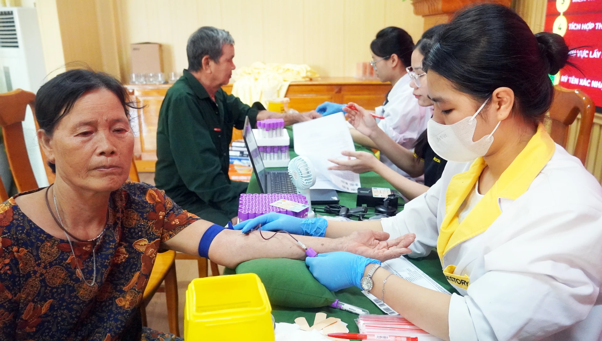 Điểm lấy mẫu tập trung tại Công an phường Đồng Hới - Ảnh: N.M