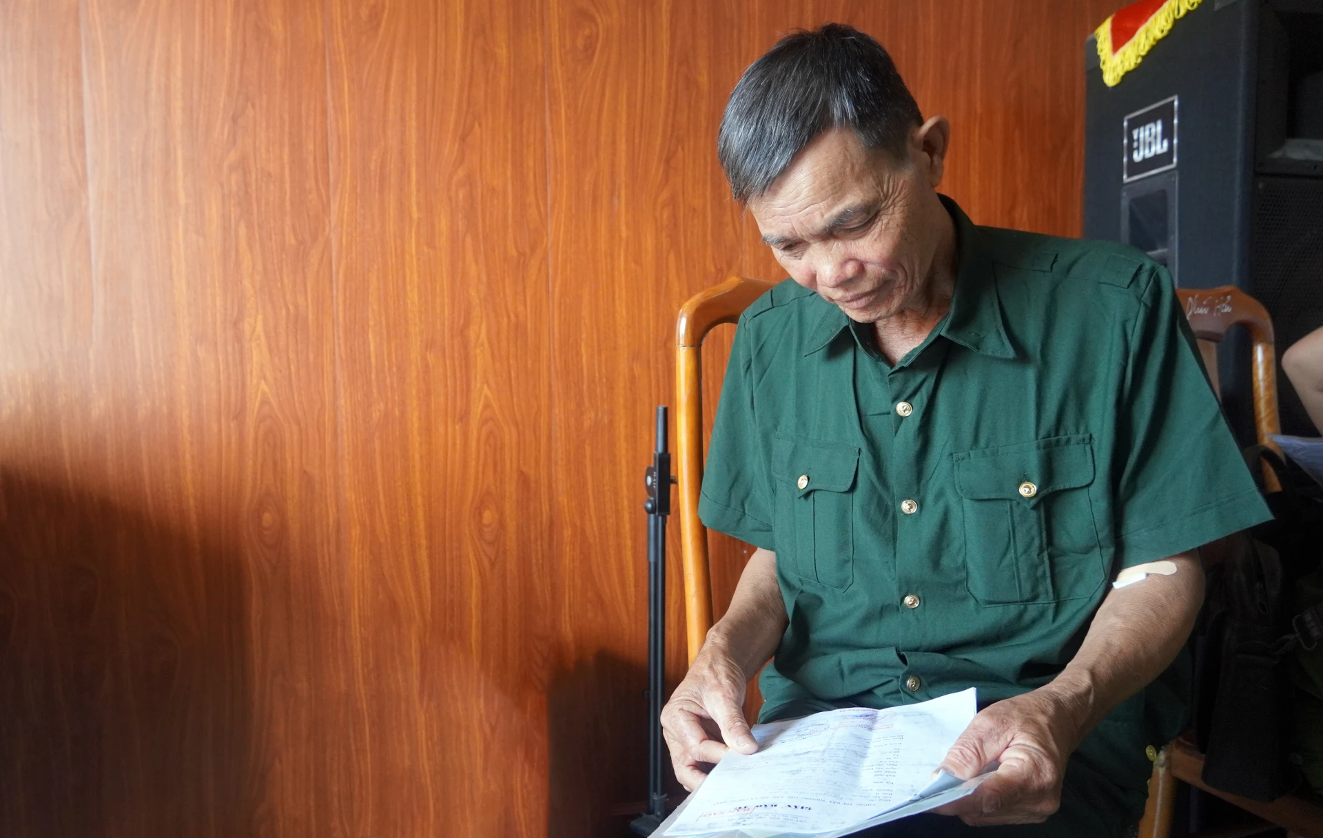 Ông Nguyễn Văn Tán (xã Hoàn Lão) giữ gìn giấy báo tử, sợi dây kết nối gia đình với người anh liệt sĩ đã nằm lại chiến trường hơn nửa thế kỷ - Ảnh: N.M