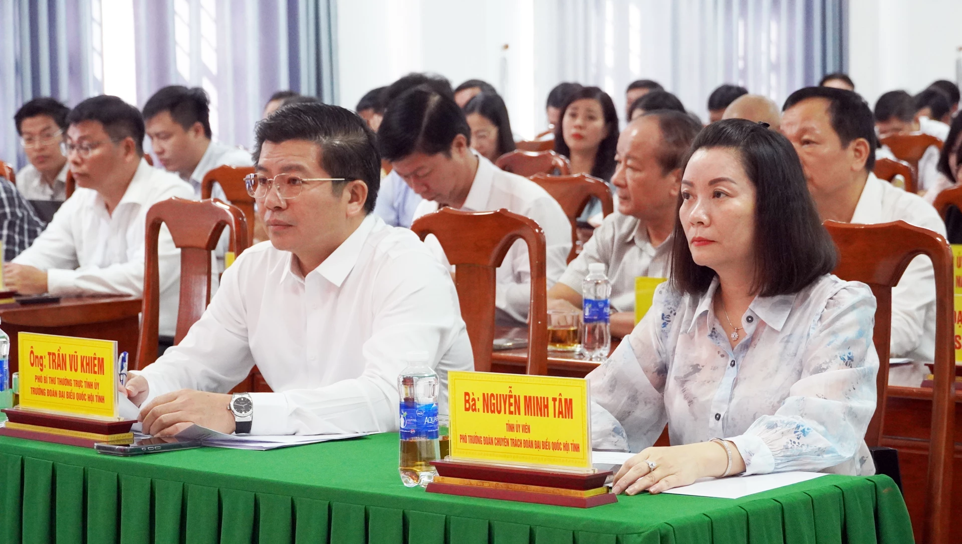 Đồng chí Trần Vũ Khiêm, Phó Bí thư Thường trực Tỉnh ủy, Trưởng đoàn ĐBQH tỉnh và các đồng chí lãnh đạo tỉnh dự hội nghị - Ảnh: N.M