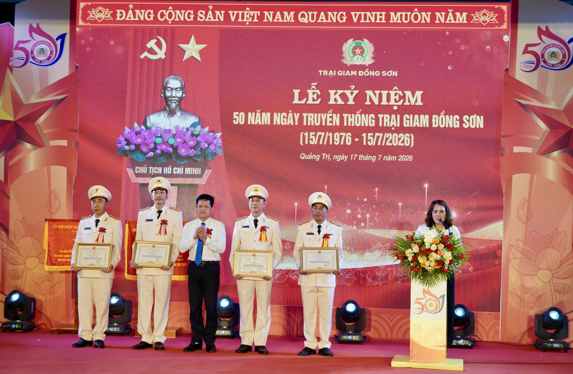 Các tập thể đạt thành tích xuất sắc trong công tác nhận Bằng khen của Chủ tịch UBND tỉnh - Ảnh: H.N
