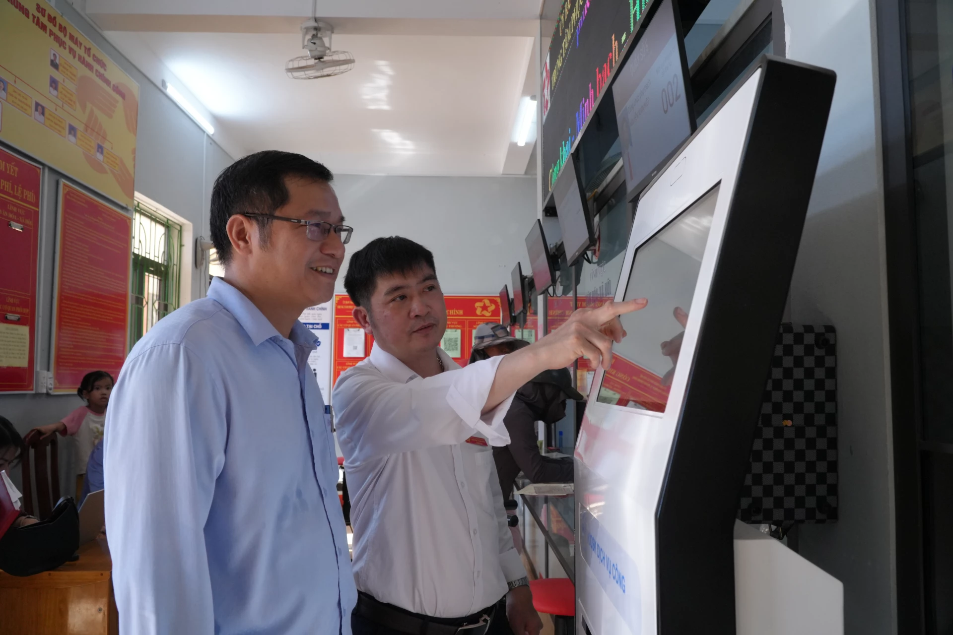 Hoạt động giải quyết thủ tục hành chính tại Trung tâm Phục vụ hành chính công xã Tân Mỹ - Ảnh: M.H