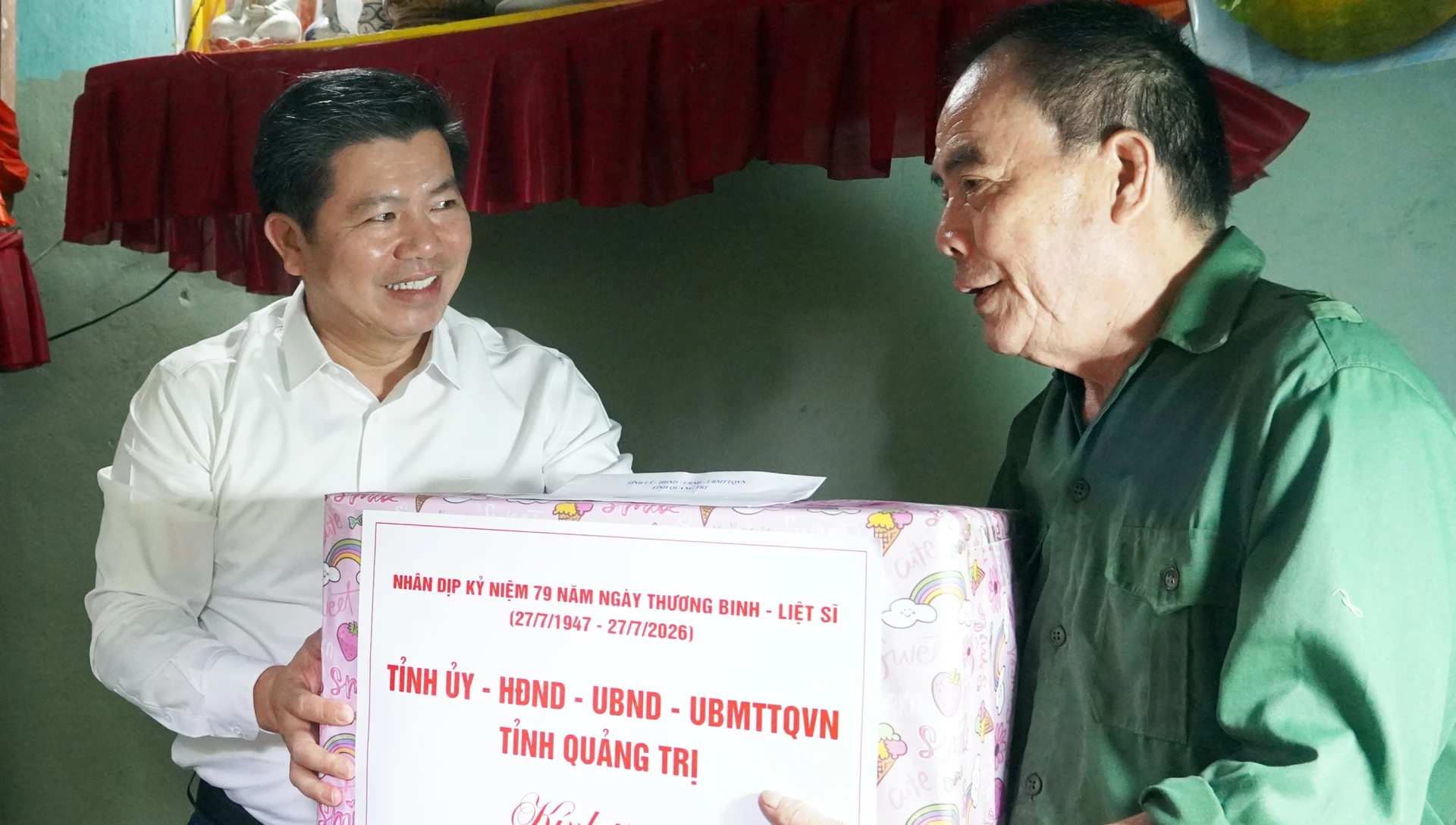 Đồng chí Trần Vũ Khiêm, Phó Bí thư Thường trực Tỉnh ủy, Trưởng đoàn ĐBQH tỉnh tặng quà thương binh Trần Xuân Thời, phường Ba Đồn - Ảnh: N.M