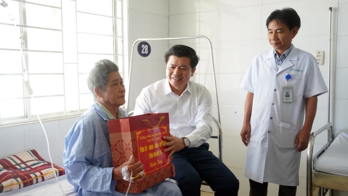 Đồng chí Phó Bí thư Thường trực Tỉnh ủy thăm, tặng quà người có công và dâng hương tại Hang Tám Cô