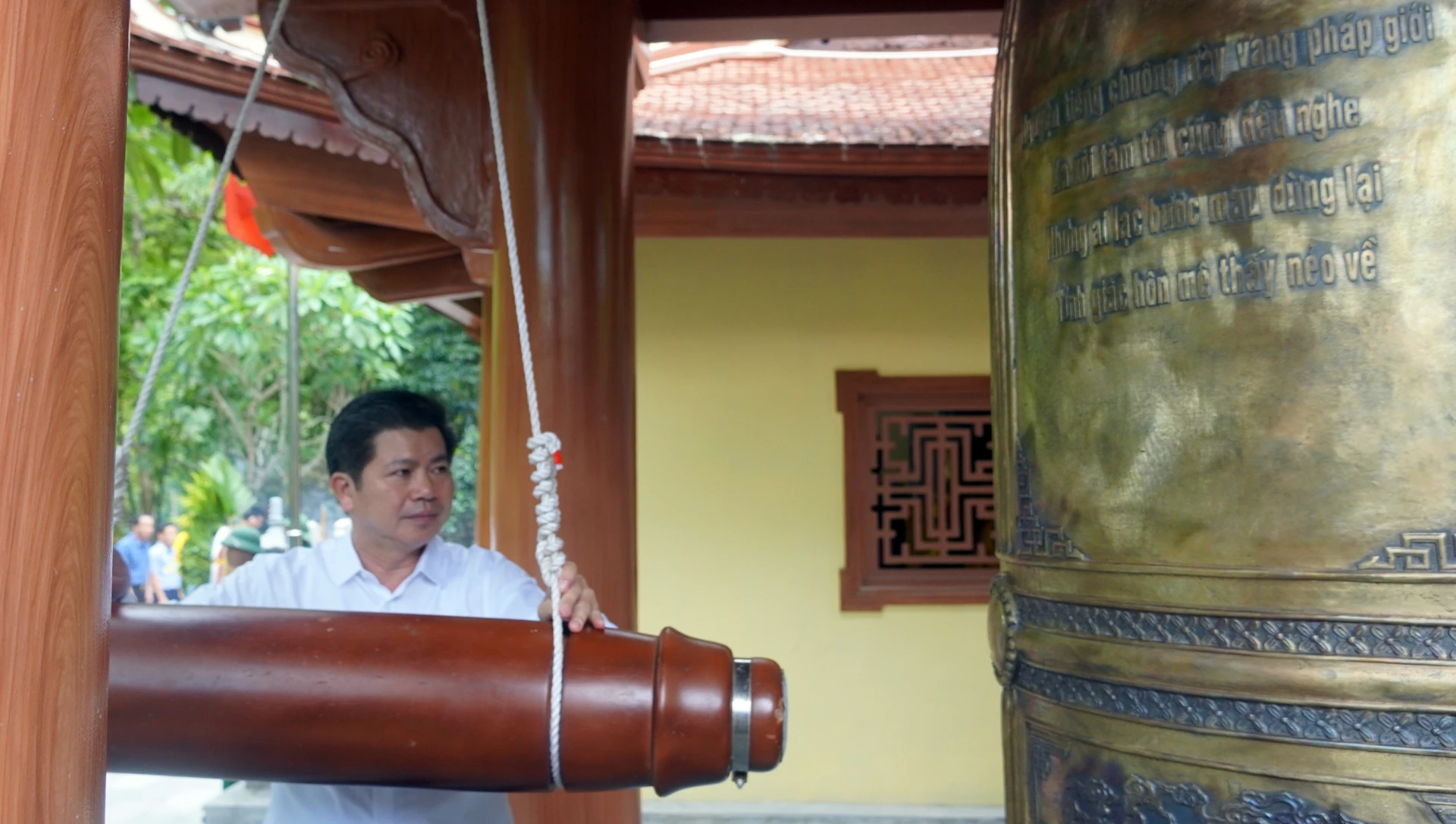 Đồng chí Trần Vũ Khiêm, Phó Bí thư Thường trực Tỉnh ủy, Trưởng đoàn ĐBQH thỉnh chuông tưởng niệm các Anh hùng liệt sĩ tại Di tích Quốc gia đặc biệt Hang Tám Cô - Đường 20 Quyết Thắng - Ảnh: N.M