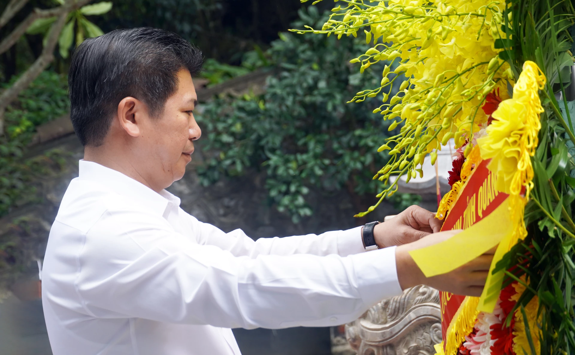 Đồng chí Trần Vũ Khiêm, Phó Bí thư Thường trực Tỉnh ủy, Trưởng đoàn ĐBQH dâng hoa tri ân tại Đền thờ các Anh hùng liệt sĩ thuộc Di tích Quốc gia đặc biệt Hang Tám Cô - Đường 20 Quyết Thắng - Ảnh: N.M