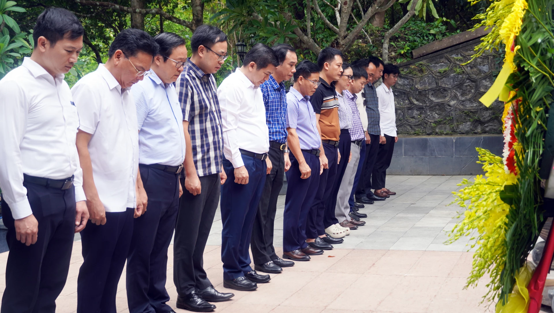 Các đại biểu mặc niệm tưởng nhớ các Anh hùng liệt sĩ tại Di tích Quốc gia đặc biệt Hang Tám Cô - Đường 20 Quyết Thắng - Ảnh: N.M