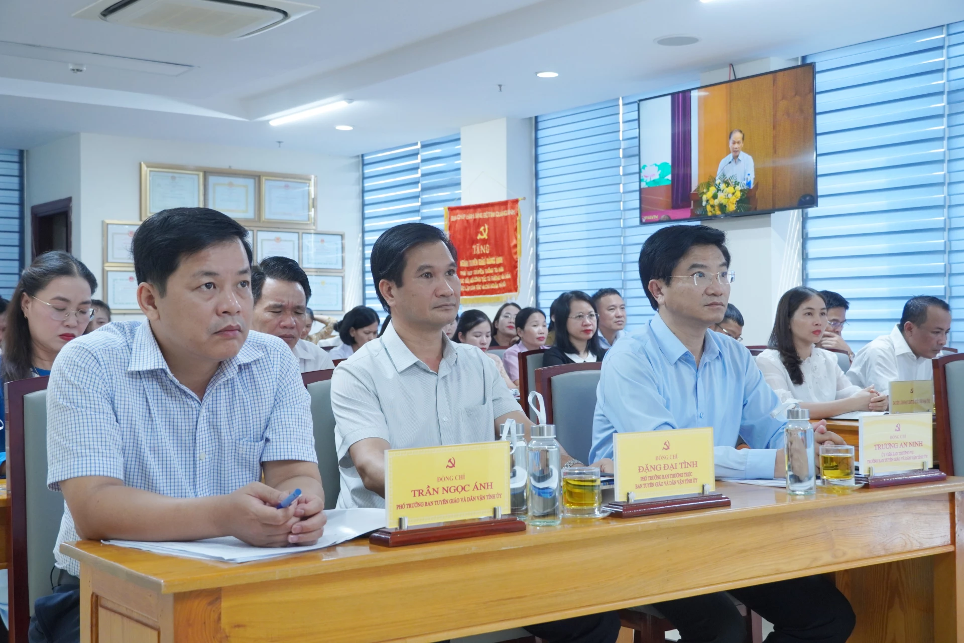 Các đồng chí lãnh đạo Ban Tuyên giáo và Dân vận Tỉnh ủy dự hội nghị tại điểm cầu tỉnh Quảng Trị - Ảnh: HL