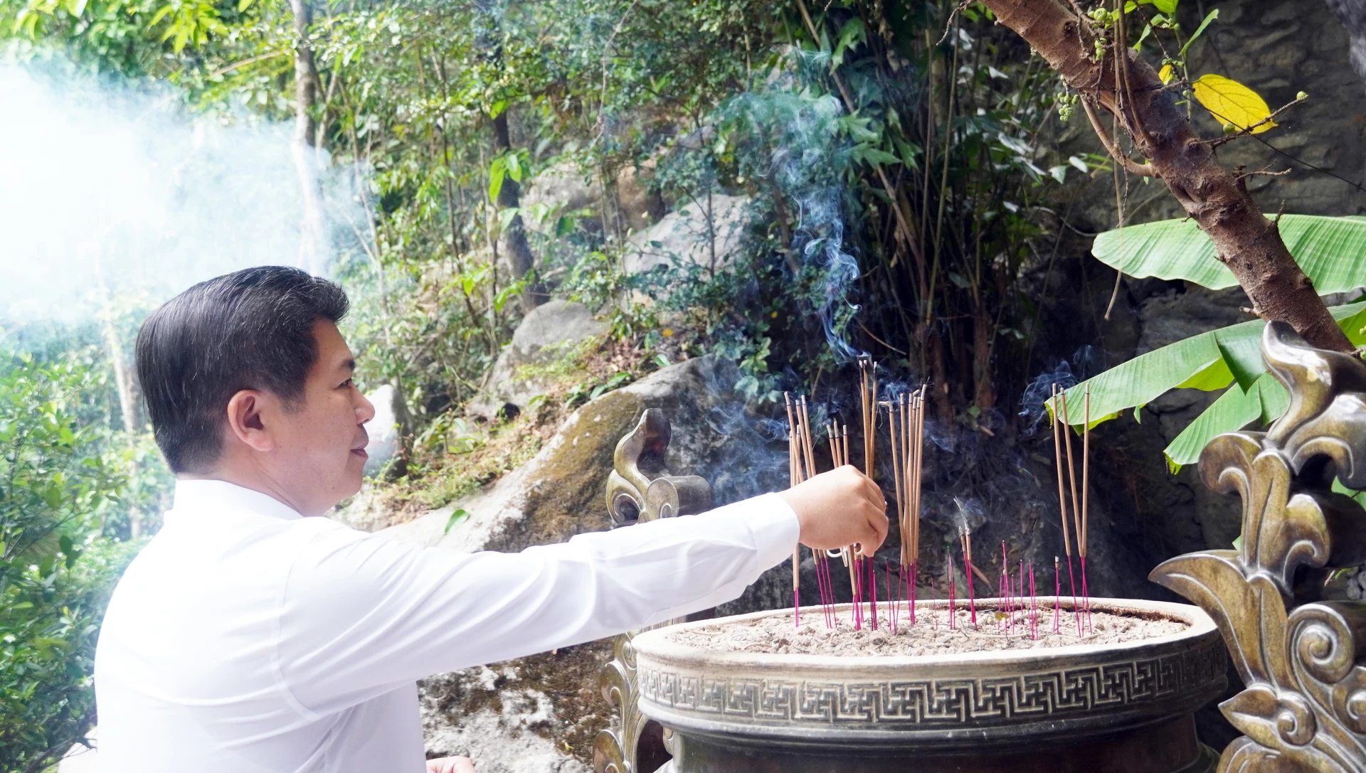 Đồng chí Trần Vũ Khiêm, Phó Bí thư Thường trực Tỉnh ủy, Trưởng đoàn ĐBQH dâng hương tưởng niệm các Anh hùng liệt sĩ tại Di tích Quốc gia đặc biệt Hang Tám Cô - Đường 20 Quyết Thắng - Ảnh: N.M