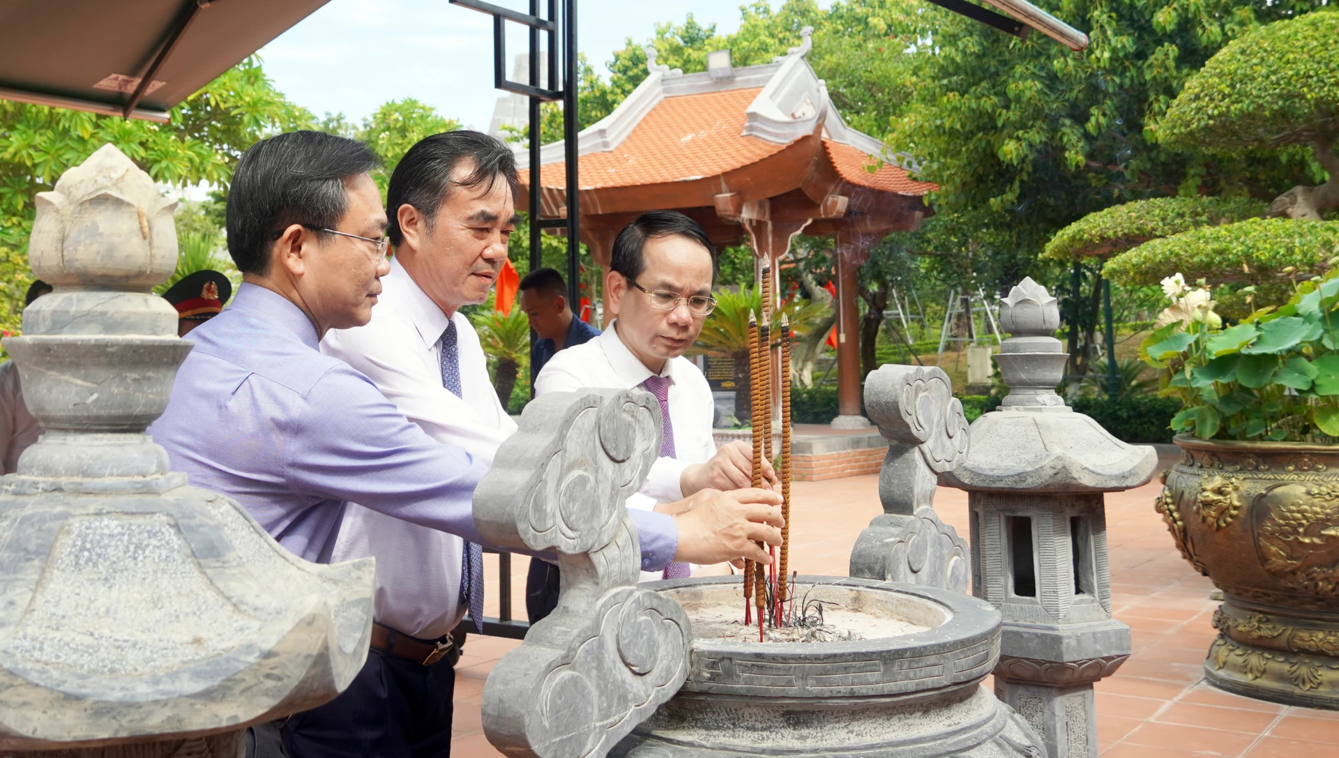 Các đồng chí lãnh đạo tỉnh dâng hương tri ân Bác Hồ và các Anh hùng liệt sĩ - Ảnh: N.M