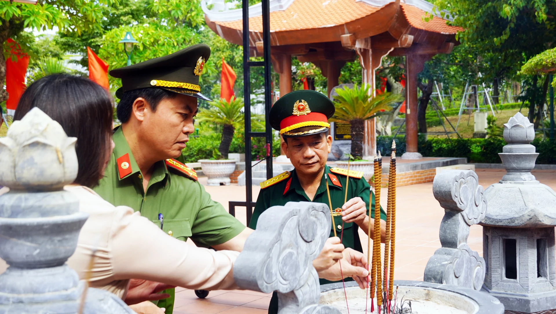 Các đại biểu dâng hương tưởng niệm Chủ tịch Hồ Chí Minh và các Anh hùng liệt sĩ - Ảnh: N.M