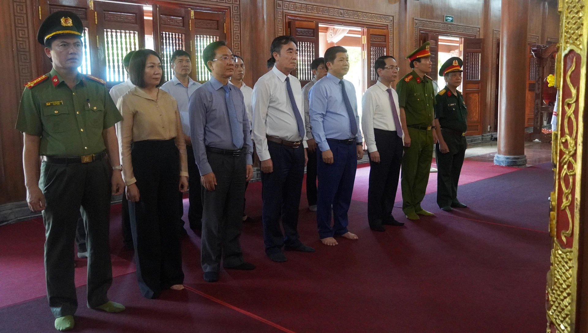 Các đại biểu mặc niệm tưởng nhớ Chủ tịch Hồ Chí Minh và các Anh hùng liệt sĩ - Ảnh: N.M