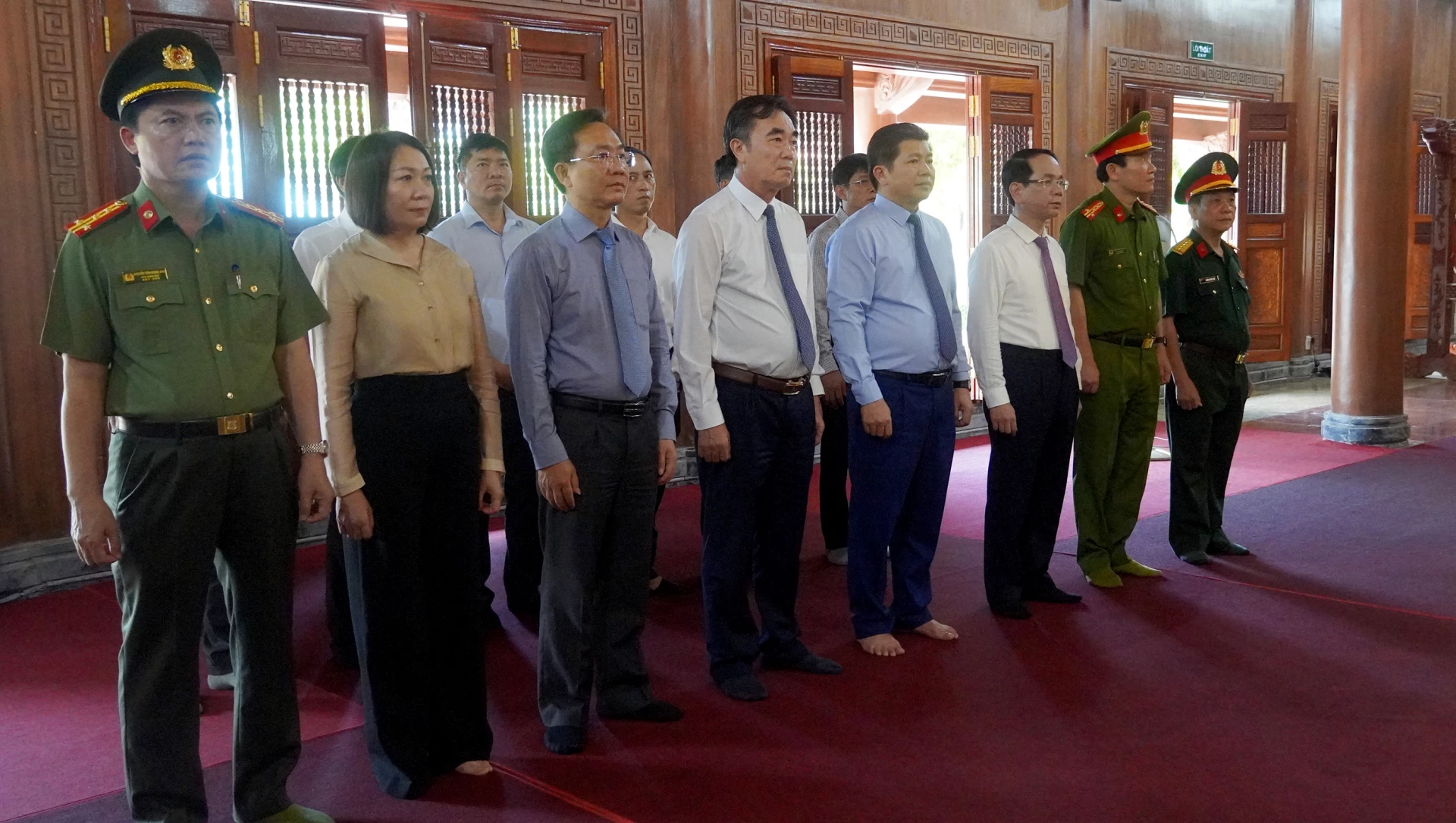 Lãnh đạo tỉnh dâng hương tưởng niệm Chủ tịch Hồ Chí Minh và các anh hùng liệt sĩ