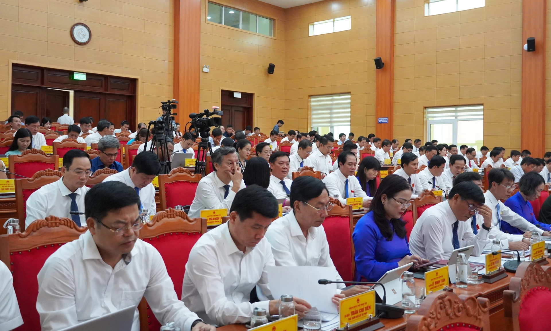 Các đại biểu tham dự kỳ họp - Ảnh: X.P