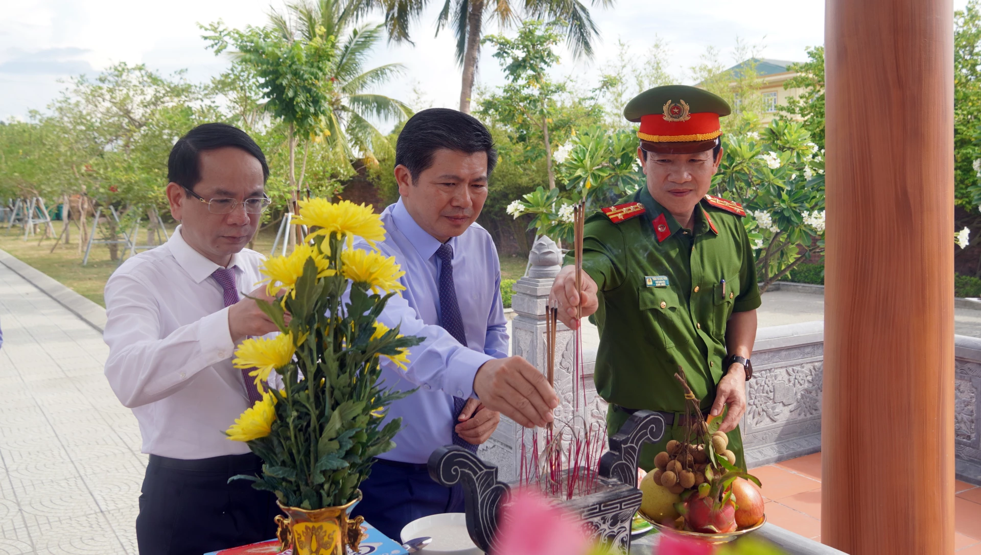 Đồng chí Trần Vũ Khiêm Phó Bí thư Thường trực Tỉnh ủy, Trưởng đoàn ĐBQH tỉnh; đồng chí Hoàng Xuân Tân, Phó Chủ tịch UBND tỉnh và lãnh đạo Công an tỉnh dâng hương tại Di tích Nhà lao Đồng Hới - Ảnh: N.M