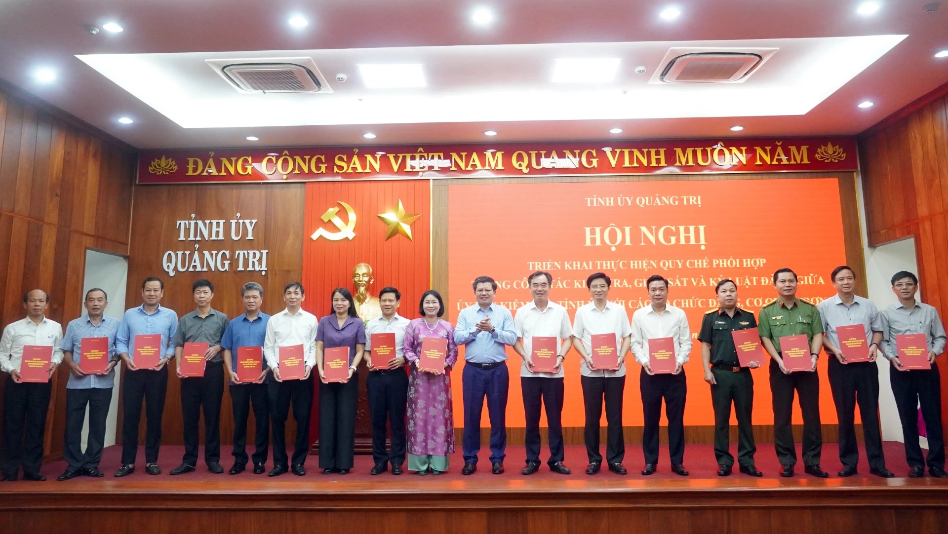 Đồng chí Phó Bí thư Thường trực Tỉnh ủy Trần Vũ Khiêm trao Quy chế phối hợp cho các tổ chức đảng, cơ quan, đơn vị - Ảnh: N.M