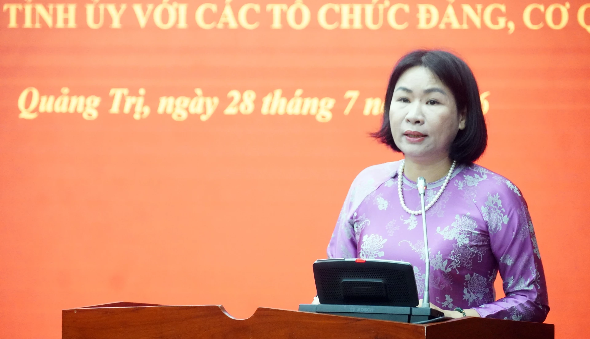 Đồng chí Phạm Thị Minh Huệ, Ủy viên Ban Thường vụ Tỉnh ủy, Chủ nhiệm UBKT Tỉnh ủy trình bày báo cáo về Quy chế phối hợp - Ảnh: N.M