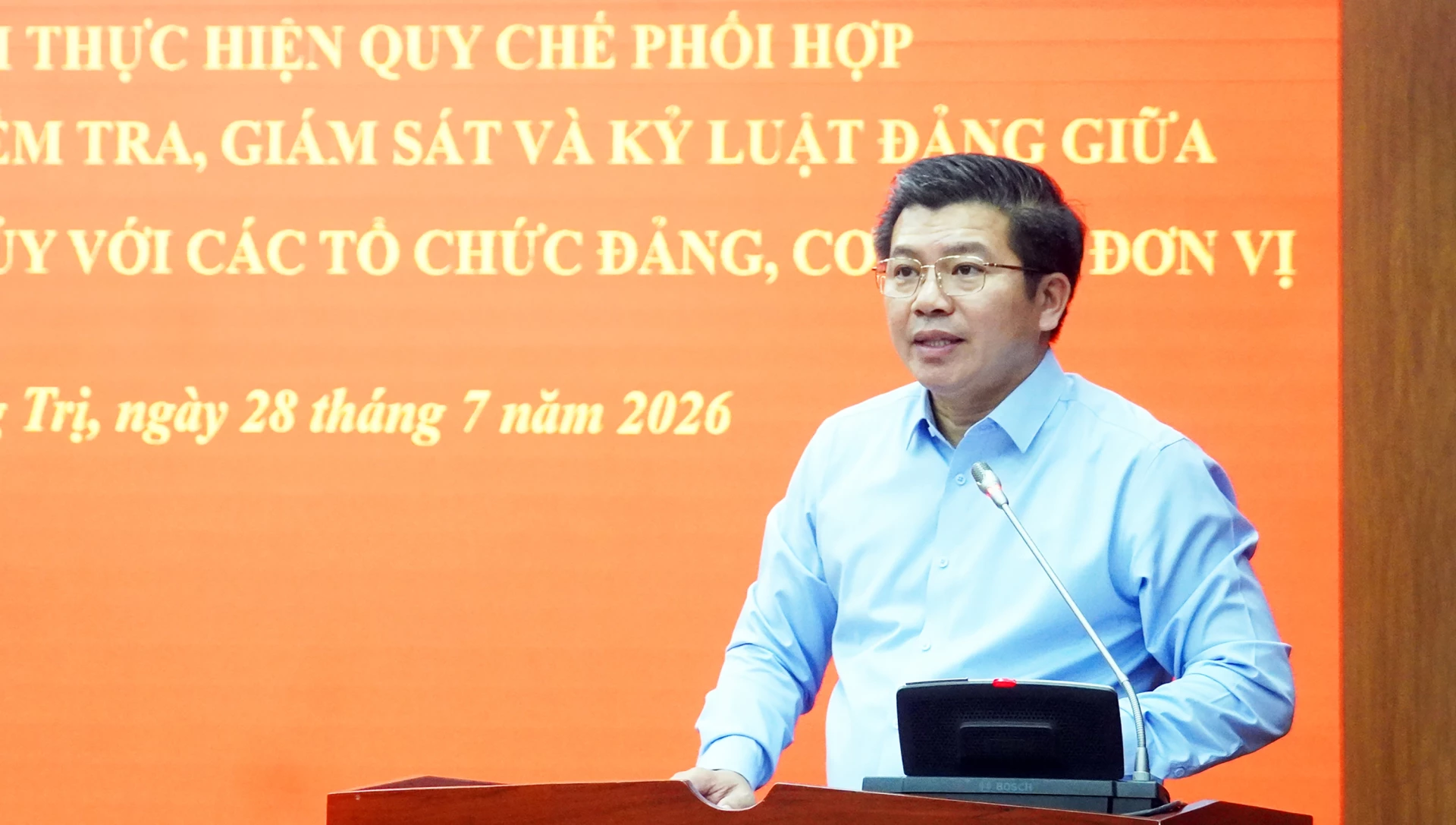 Đồng chí Trần Vũ Khiêm, Phó Bí thư Thường trực Tỉnh ủy, Trưởng đoàn ĐBQH tỉnh phát biểu tại hội nghị - Ảnh: N.M