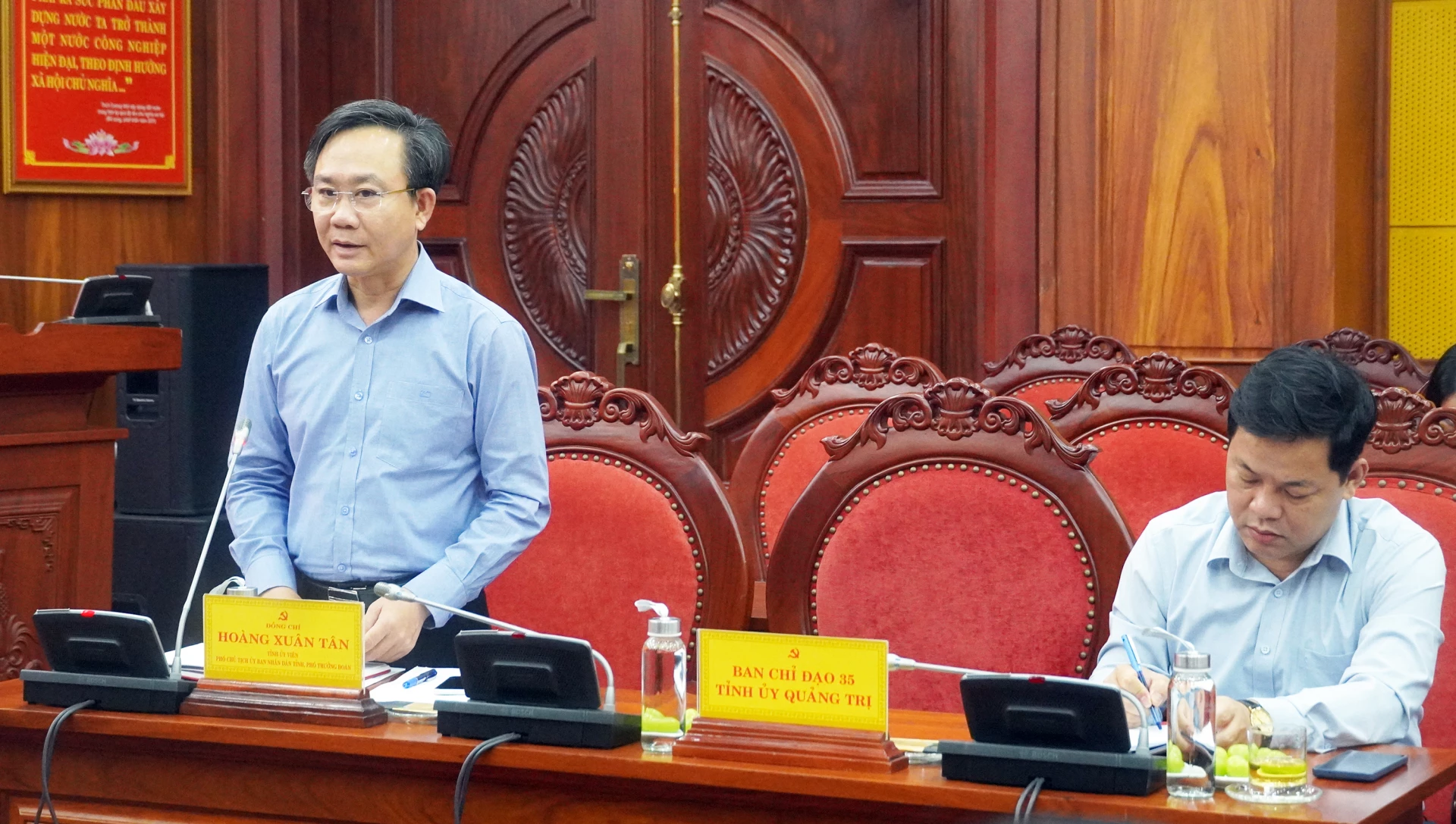 Đồng chí Hoàng Xuân Tân, Tỉnh ủy viên, Phó Chủ tịch UBND tỉnh, Phó Trưởng BCĐ 35 Tỉnh ủy thảo luận tại buổi làm việc - Ảnh: N.M