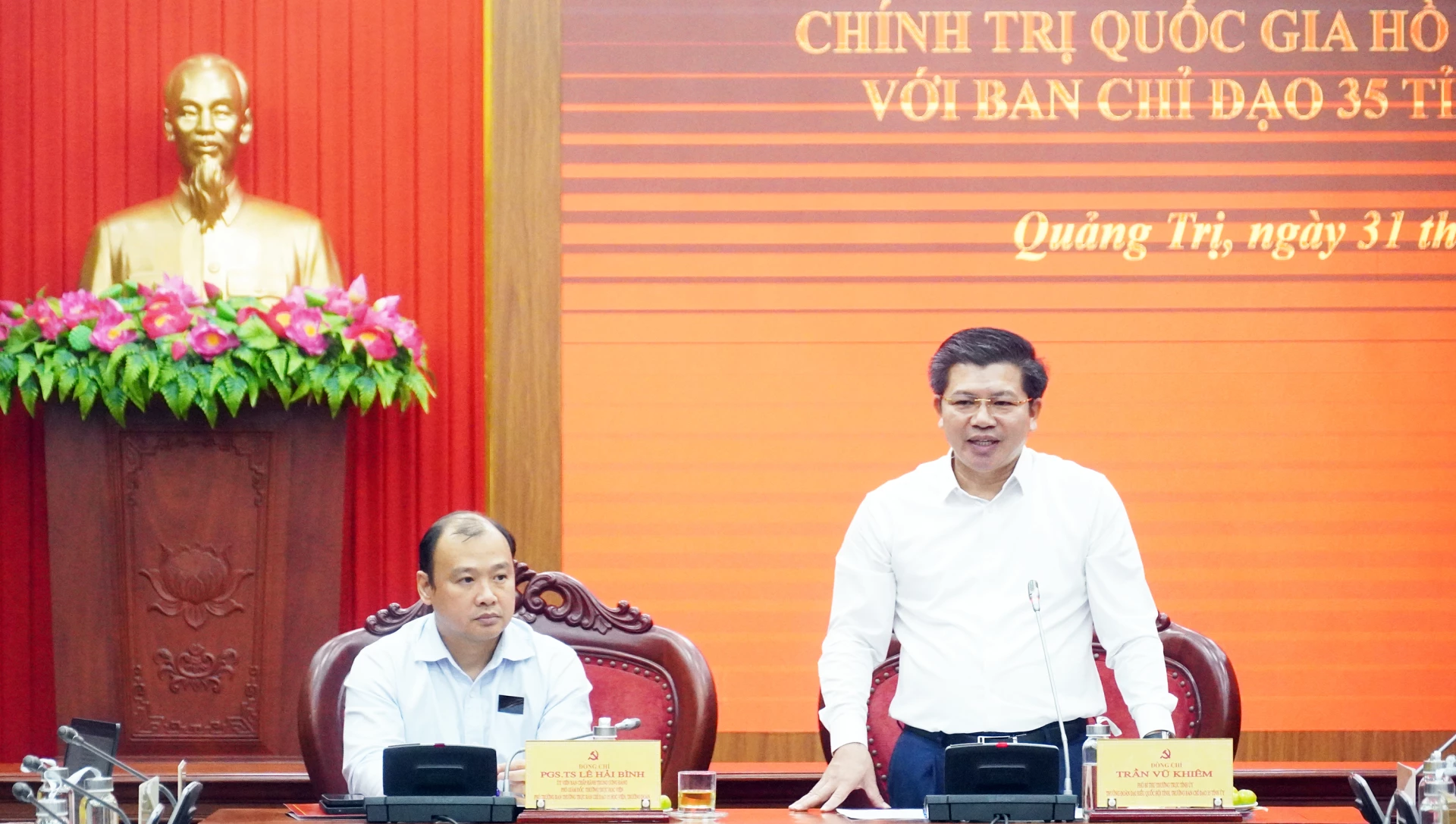 Đồng chí Trần Vũ Khiêm, Phó Bí thư Thường trực Tỉnh ủy, Trưởng đoàn ĐBQH tỉnh, Trưởng BCĐ 35 Tỉnh ủy biểu tại buổi làm việc - Ảnh: N.M