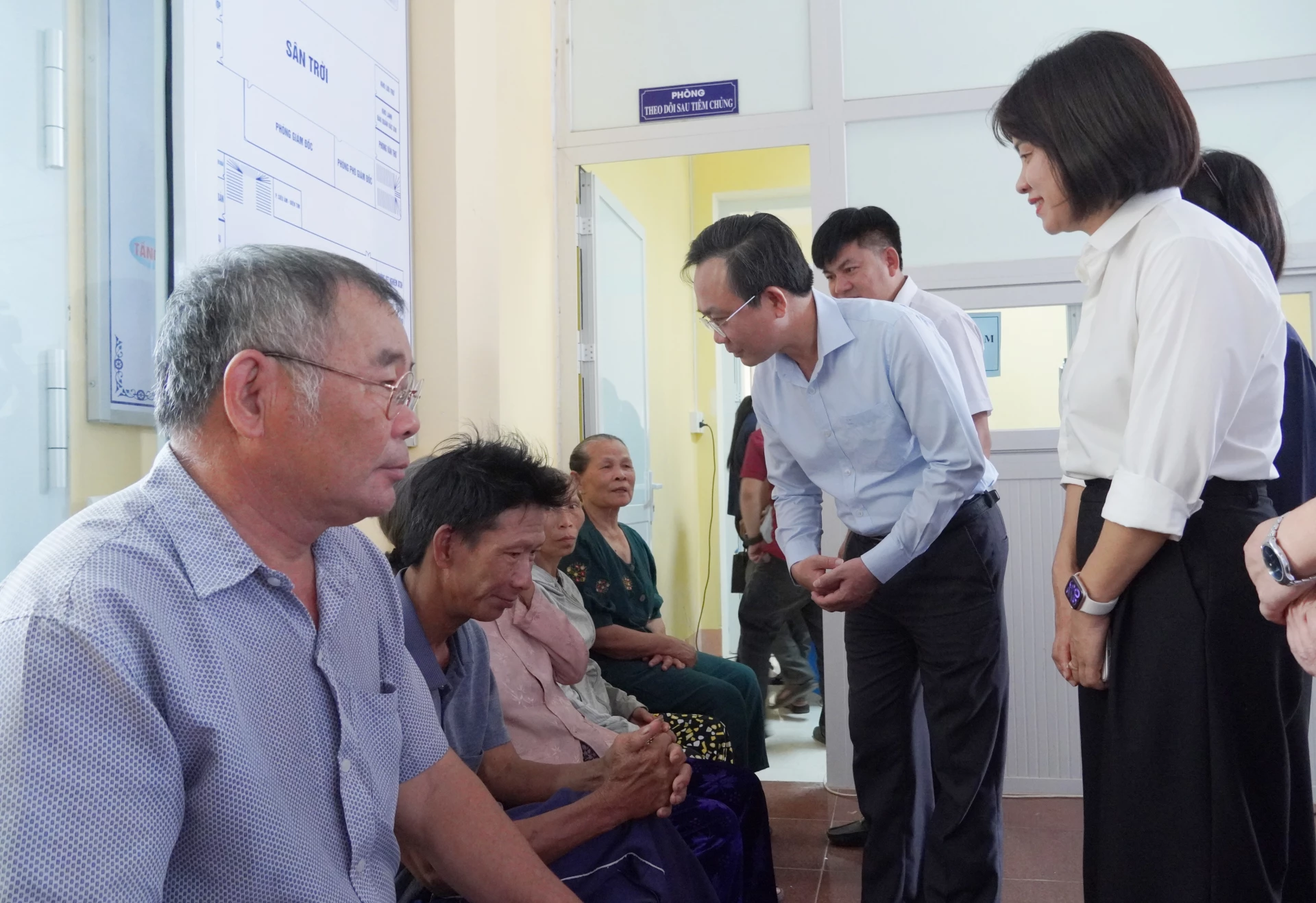 Đồng chí Hoàng Xuân Tân, Phó Chủ tịch UBND tỉnh thăm hỏi, động viên người dân đến khám sức khỏe - Ảnh: HL