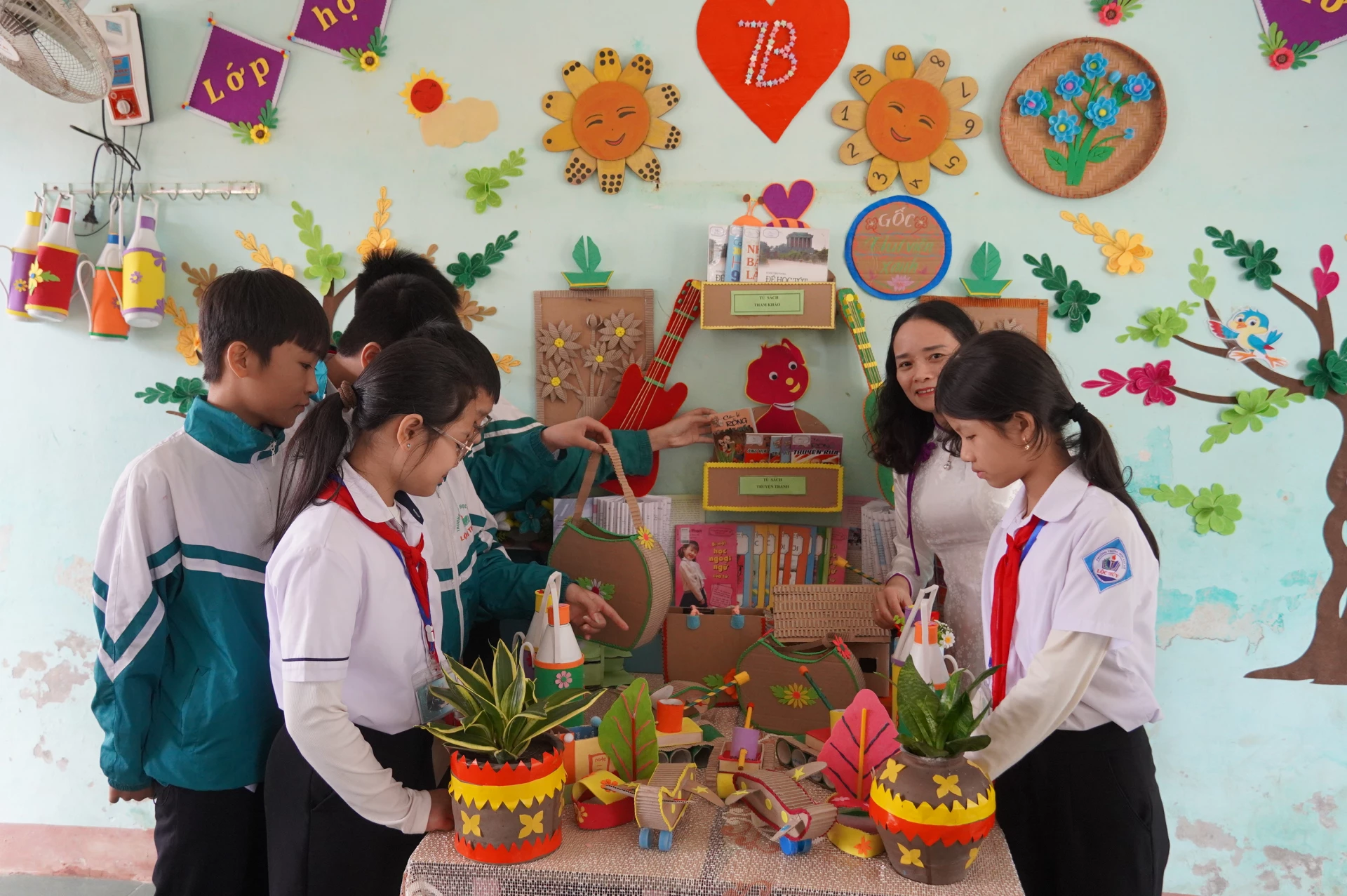 Những hoạt động ngoại khoá thiết thực giúp học sinh mạnh dạn, tự tin hơn trong sinh hoạt, học tập - Ảnh: Nh.V