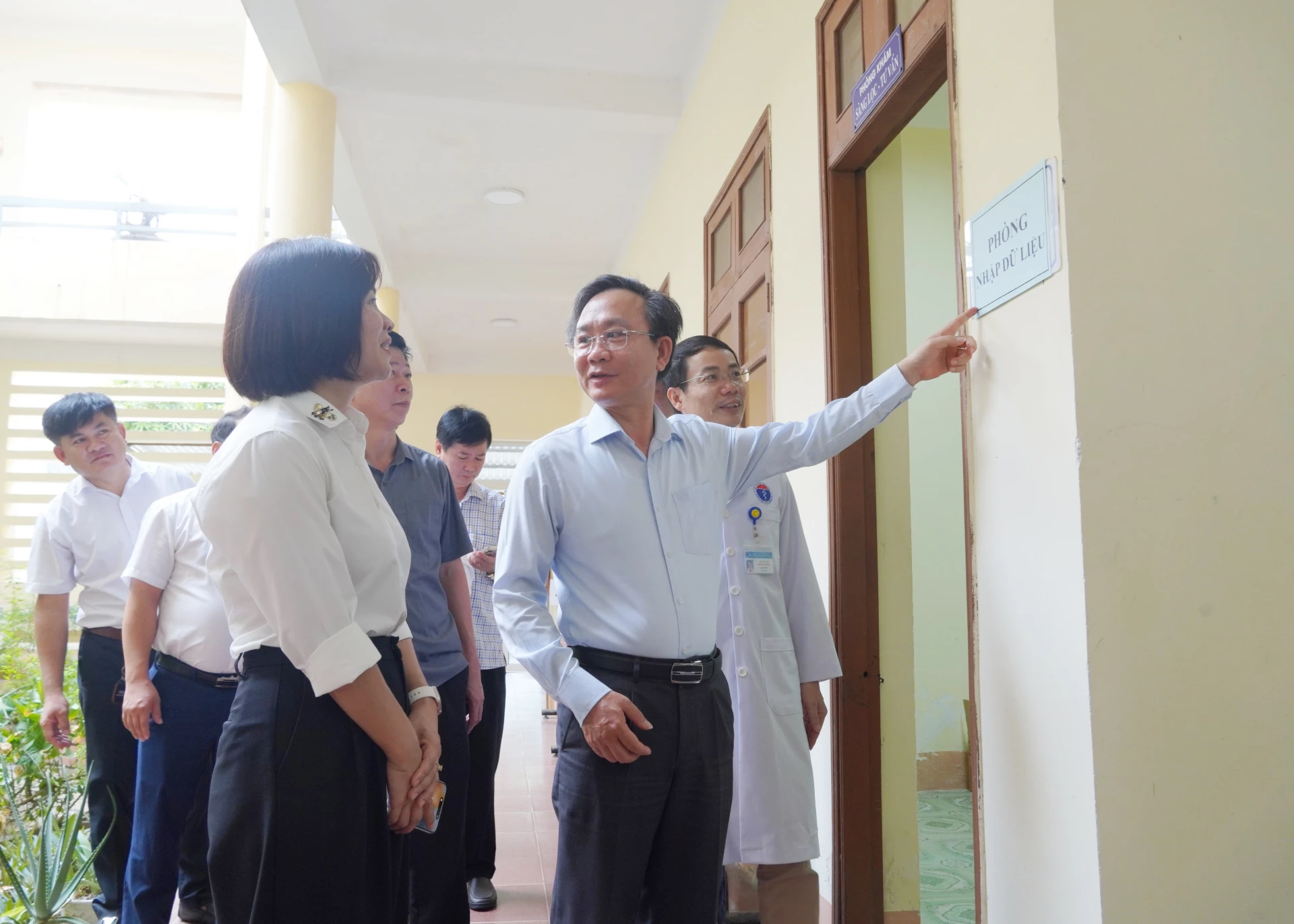 Đồng chí Hoàng Xuân Tân, Phó Chủ tịch UBND tỉnh cùng lãnh đạo Sở Y tế kiểm tra hoạt động của trạm y tế sau khi chuyển giao về UBND cấp xã quản lý - Ảnh: H.L