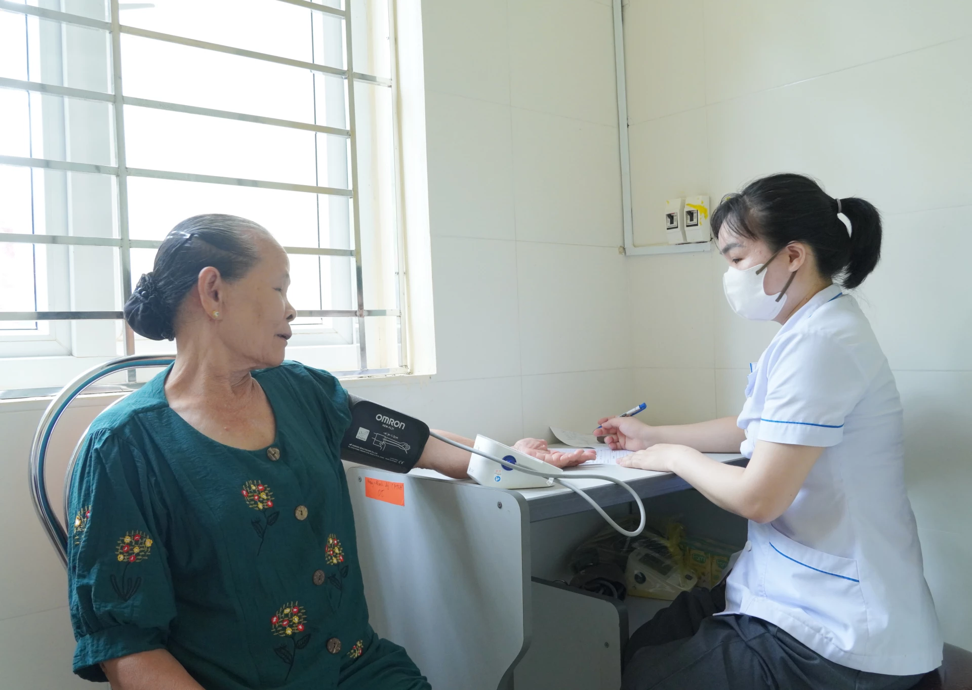 Bà Nguyễn Thị Mai, thương binh 3/4 ở tổ dân phố Diêm Bình, phường Đồng Hới tham gia chương trình khám sức khỏe miễn phí dành cho người có công - Ảnh: H.L