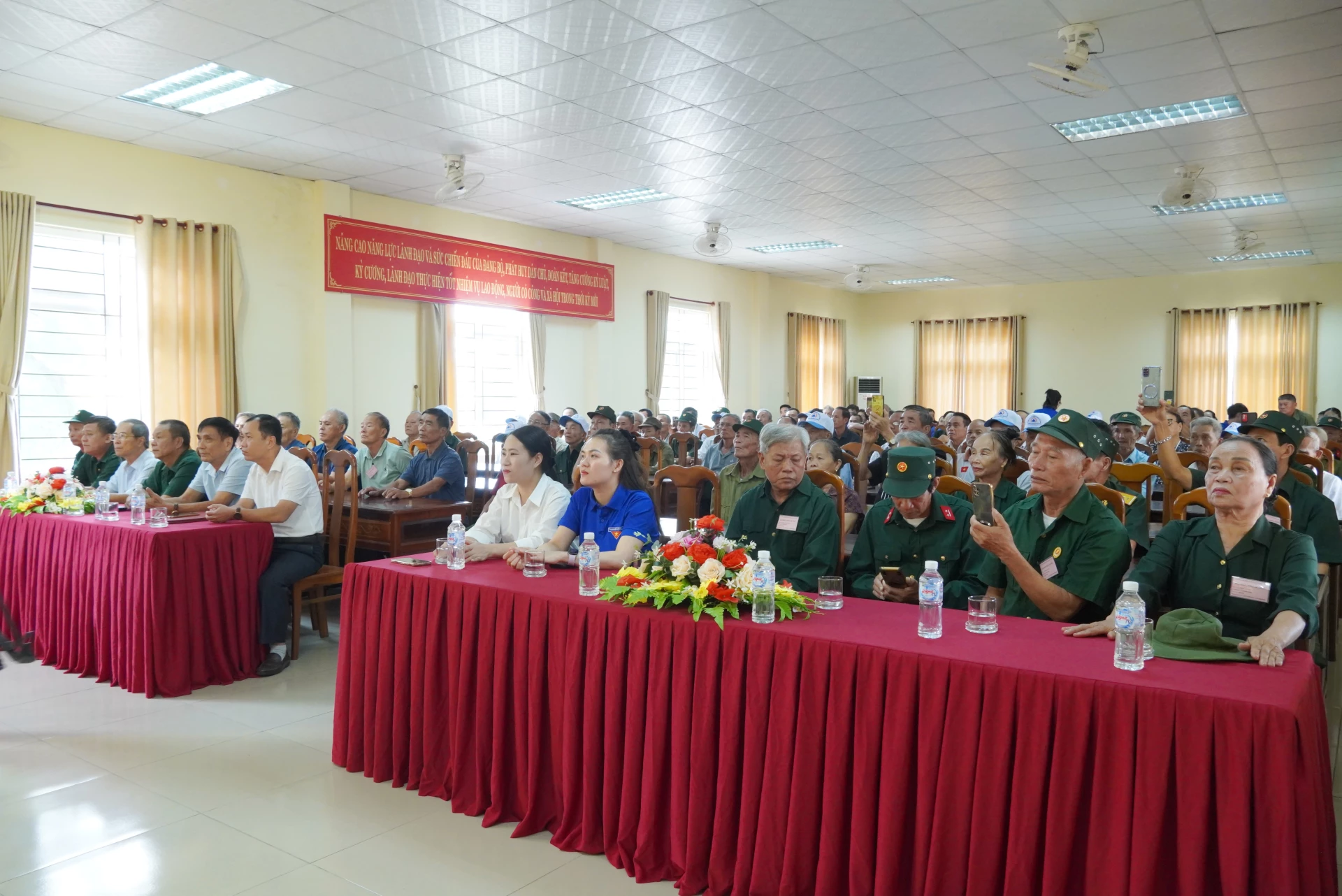 Các đại biểu tham dự chương trình - Ảnh: HL
