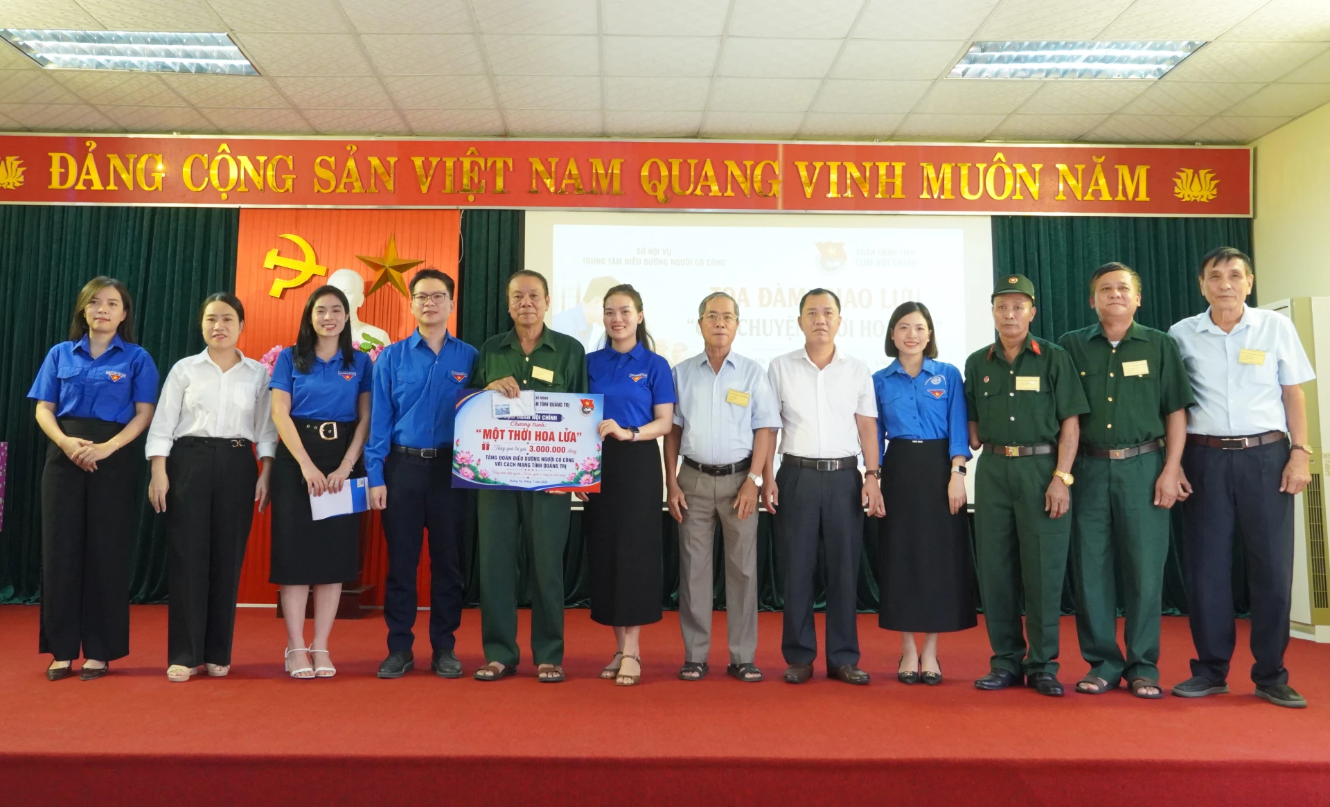 Ban tổ chức tặng quà tri ân người có công - Ảnh: HL