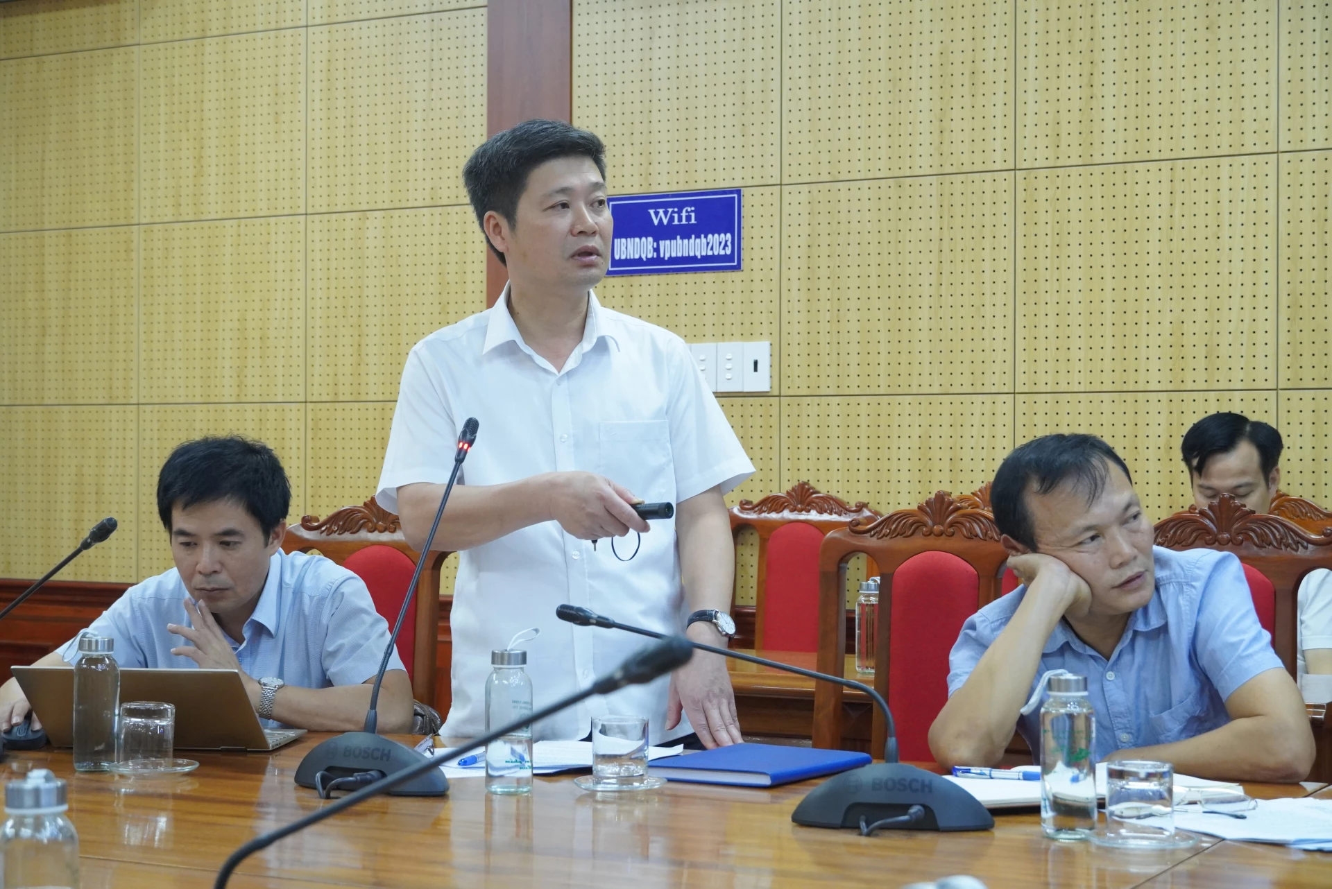 Đại diện Trung tâm Phát triển Quỹ đất tỉnh báo cáo một số nội dung liên quan quỹ đất hai bên tuyến đường Trương Pháp - Ảnh: HL