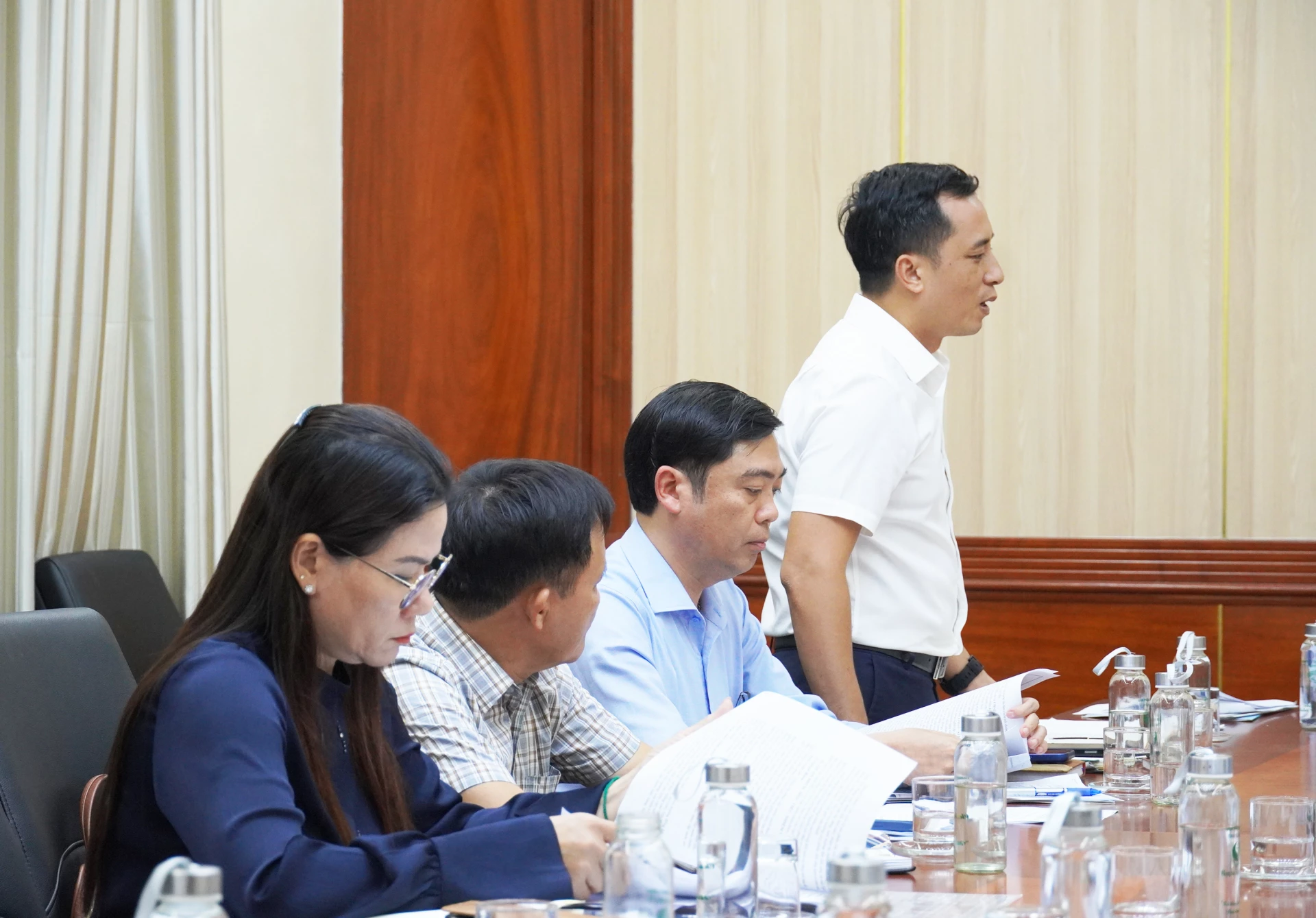 Đại diện lãnh đạo các sở ngành phát biểu ý kiến tại cuộc họp - Ảnh: X.P