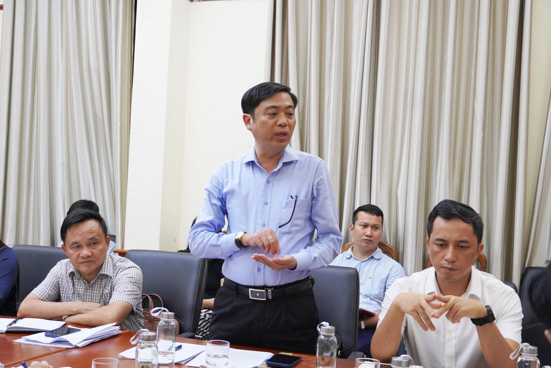 Đại diện lãnh đạo các sở ngành phát biểu ý kiến tại cuộc họp - Ảnh: X.P